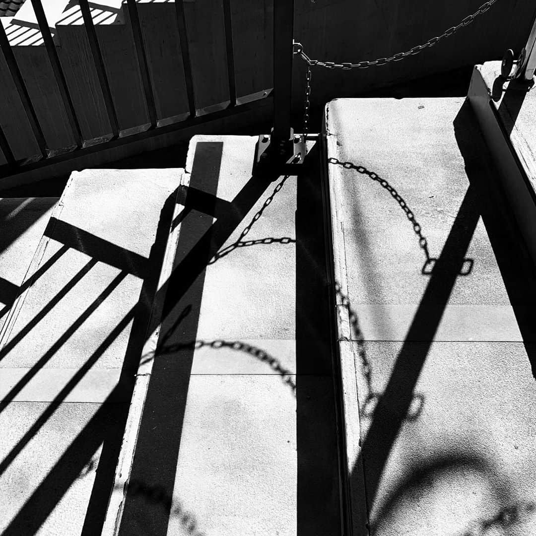 naotakeのインスタグラム：「階段 - Stairs / iPhone XR & Snapseed, 20201111 . . 在宅勤務と早番と遅番と休日出勤の不規則な組み合わせで、自分の出勤体系がよくわからない。 . . #spicollective #royalsnappingartists #infamous_family #rsa_main #infinity_photo_cult #2_fineart #jp_gallery_member #jp_gallery_bnw #trb_bnw #wp_bnw  #bnw_life #bnwlife_member #bnw_life_shots #bnw_captures #world_bnw #top_bnw #team_jp_ #team_jp_モノクロ #ig_energy_bw #ig_nihon #streetphotographybnw #igersjp #blackandwhite #bnw #bnwphoto #monochrome #bw #bnwphotography #ShotOniPhone #shotoniphoneXR」