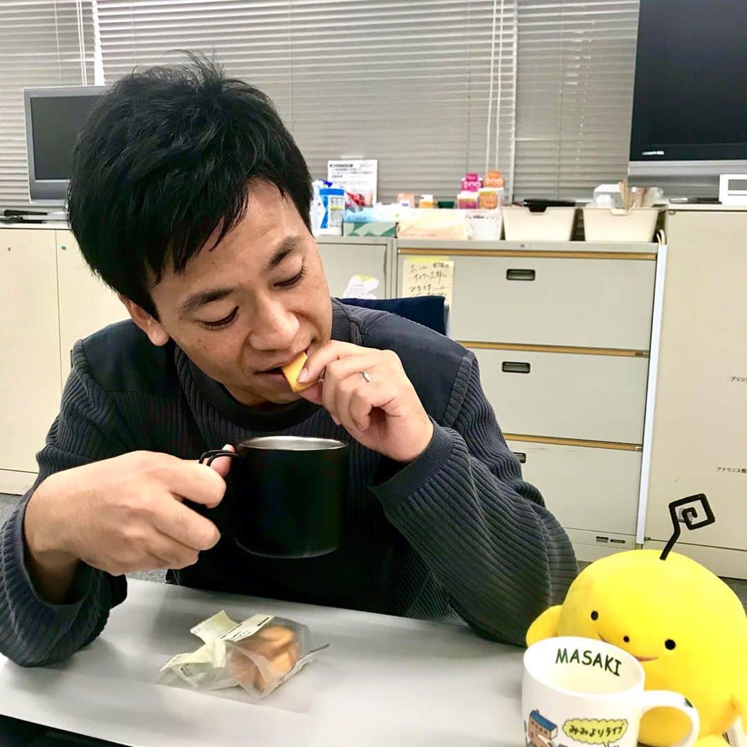 広島ホームテレビ「HOME NEXT neo」さんのインスタグラム写真 - (広島ホームテレビ「HOME NEXT neo」Instagram)「#榮真樹 です✨  「5up!」放送後のちょっとしたひと時☀️ コーヒー片手に#小嶋アナ からもらったクッキーを食べてます🍪 普段はお菓子をあまり口にしないのですが、今夜はもうひと踏ん張りするため、空腹を解消❗️ 気合いを入れ直して、やることやります👍 明日の「5up!」も是非、ご覧ください🙇‍♂️ #みみよりライブ5up  #糖分摂取  #気合い注入  #外寒そう  #資料作成  #もうひと頑張り  #クッキー美味しい」11月10日 20時22分 - home.announcers