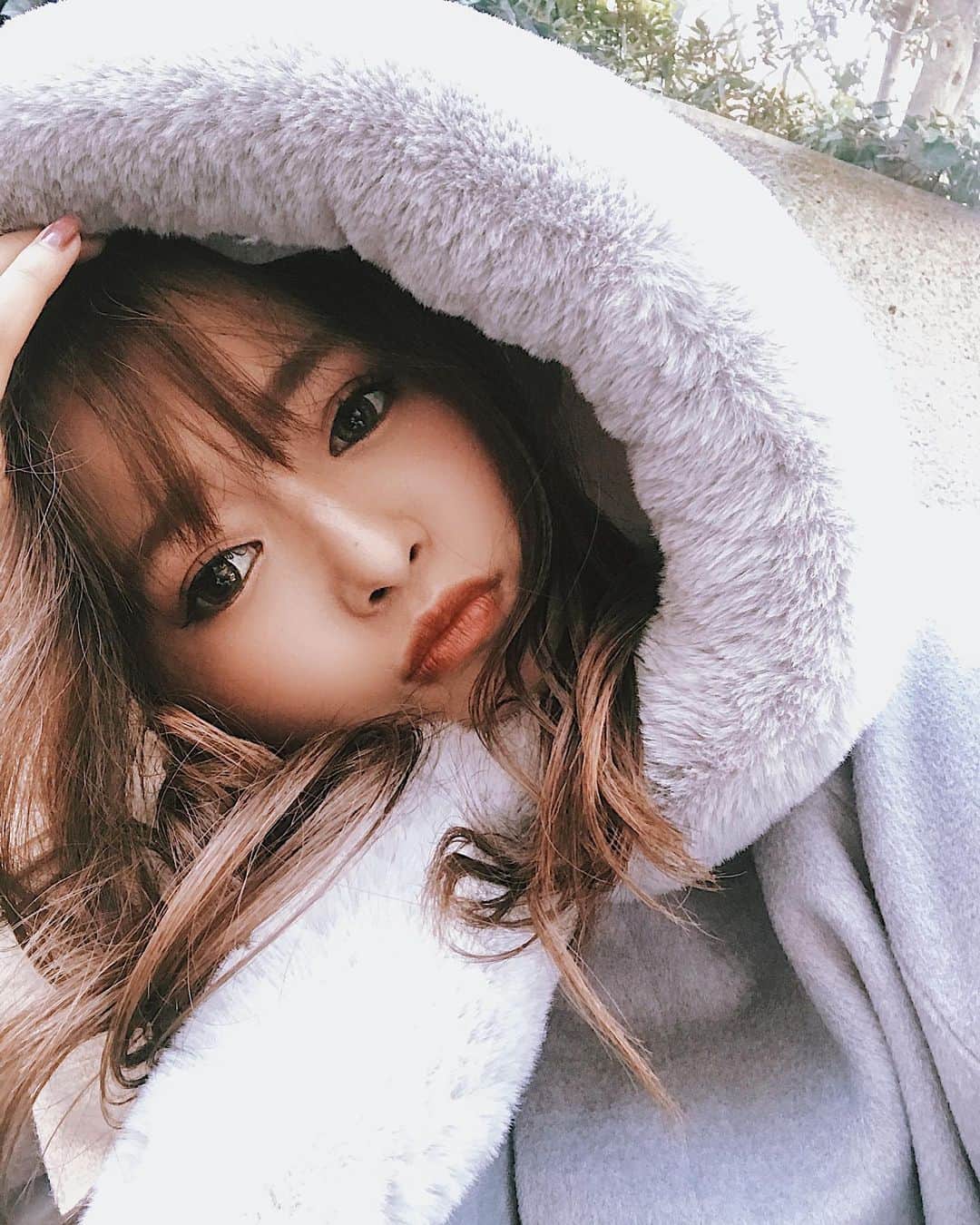 村崎英絵のインスタグラム：「11月はまったり時間ありません！ってほどに 全速力でがんばろーー💗💗💗 いつだって目標まで全速力で全力だけど上をみたら まだまだすぎる！ 欲張りだからどうしても、もっと！もっと！何かできないか！って思って 今年もあと1ヶ月半、年明けに決めた目標を今年は何個クリアできるかな？ 今年は予想外な出来事が起きて かなり方向は変わってしまったけど 軸はぶらさずに走って行くぞ🏃‍♀️💨  今週の木曜日は @cecilmcbee_official が好きなみんなを楽しませる内容を投稿するね！お楽しみに💋 ㅤㅤㅤㅤㅤ ㅤㅤㅤㅤㅤ ㅤㅤㅤㅤㅤ  #ファーコート #赤リップ #リップメイク #メイク #マツエク #ブラウンメイク #ぱっつん前髪 #今日のメイク #おちびコーデ #セシルマクビー」