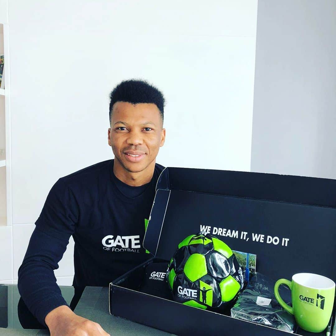 のインスタグラム：「Happy to be part of this great initiative..👍🏾🙌🏿 . . Contento de formar parte de esta gran iniciativa. 👍🏾🙌🏿  @gateoffootballofficial #U8 #Godisthegreatest」