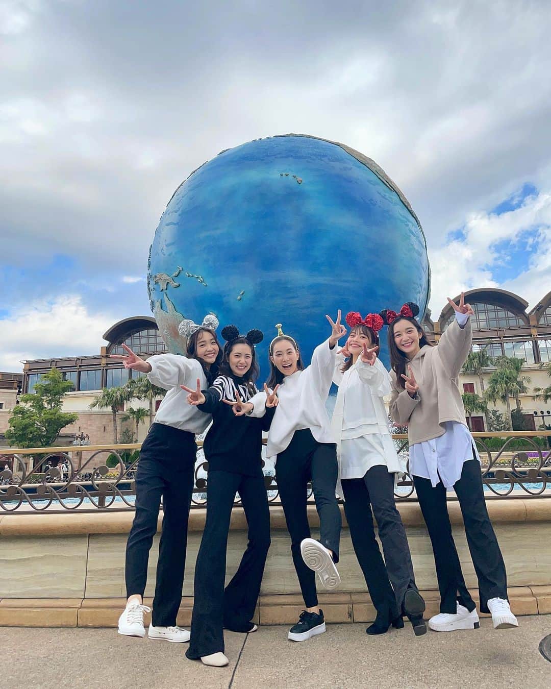 横川莉那のインスタグラム：「. 🌏 めちゃくちゃ楽しかった🥴 . . ⚠︎写真の時だけマスク外してます！😷 . #ディズニーシー #ディズニーランド  #夢の国 #テレタビーズ じゃないよ」