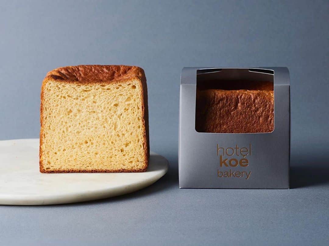 川上俊のインスタグラム：「koe bakery  by hotel koe tokyo  @hotelkoetokyo  - branding & package design by @shunkawakami & artless Inc. —  #Repost @hotelkoetokyo ・・・ ・ ＼テレビでご紹介いただきました／ 🍞フィナンシェ食パン＆ブリュレシブースト🍞 ・ 日本テレビ〈news every.〉さま　『気になる！』コーナー、TBS〈王様のブランチ〉さま　『#トレンド部』コーナーにて、フィナンシェ食パンとブリュレシブーストをご紹介いただきました🍞🧁 ・ それぞれ毎日数量限定でお出ししているため、なくなり次第終了となりご迷惑おかけいたしますが、下記ご一読いただき、ぜひ当店にお越しくださいませ。皆さまのお越しお待ちしております。  ＊店舗へのお問い合わせは、比較的夕方以降が繋がりやすくなっております。 ・ 🍞フィナンシェ食パン ¥850+tax フィナンシェから発想を得た『フィナンシェ食パン～進化系生食パン～』 は、濃厚ながらエアリーで溶けるような口溶けが特徴。耳はサクサクとほぐれていく新食感の食パンです。 〇お一人様１個のご購入とさせていただきます。 〇整理券の配布等はございません、お越しいただいた順に販売をさせていただきます。 〇毎日１２：３０　／１５：３０　の焼き上がりでのご提供を予定しております。各時間なくなり次第終了。 ＊焼き上がり30分前からお並びいただけます。 ＊焼き上がり時間は前後する場合がございます。こちらのインスタストーリーズで毎日焼き上がり時間をUPしておりますが、お店の状況によりUPできない場合がございます。 ＊フィナンシェ食パン以外のパンの焼き上がり時間は異なります。 〇フィナンシェ食パンに関してはデリバリー（UBER EATS）のご利用はいただけません。 ○モーニングの食パンビュッフェではフィナンシェ食パンの提供はございません。 ・ 🧁ブリュレシブースト　¥750+tax 小さいキューブ状のフィナンシェ食パンをベースに、ほろ苦く煮たリンゴに特製のカスタードクリームをトッピング。トップを目の前でブリュレさせていただきます。 ○15時〜の販売となります。 ○店内限定商品です。お持ち帰りはいただけません。 ○毎日数量限定、なくなり次第終了となります。 ・ ※現在、新型コロナウイルス感染拡大防止の為、営業時間を縮小して営業しております。 ・ koe lobby 渋谷　(hotel koe tokyo 1F) morning : 7:30~11:00(l.o.10:30) lunch : 11:00〜15:00 (l.o.14:30) tea time〜:15:00〜20:00(l.o.19:30) ・ 〒150-0042 東京都渋谷区宇田川町３−７ tel.03-6712-7257 ・ #koe#koelobby#hotelkoe#tokyo#shibuya#shibuyacafe#japan#bread#일본 #시부야 #아침 #コエ #コエロビー #ホテルコエ#渋谷 #渋谷カフェ#hotelkoebakery#ホテルコエベーカリー#池田浩明#フィナンシェ食パン#3時のおやつはフィナンシェ食パン#ブリュレシブースト#🍞#ニュースエブリー #王様のブランチ#トレンド部」