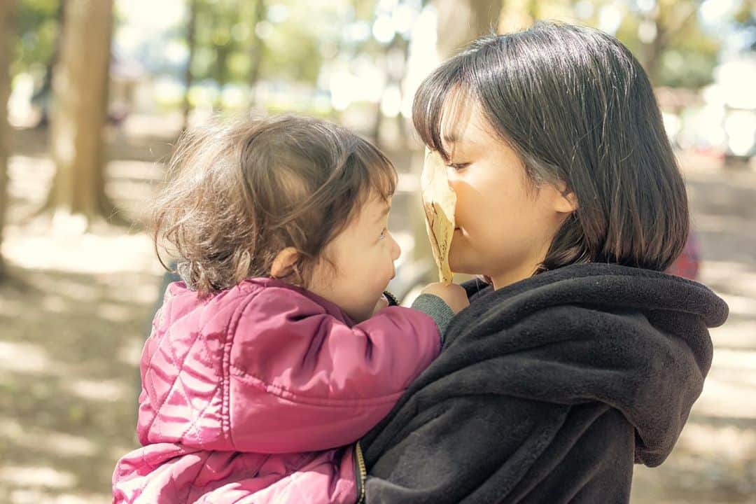 森岡朋奈のインスタグラム：「#母と娘 #2歳 #女の子ママ #女の子 #2歳差育児 #秋 #autumn #家族写真 #family」
