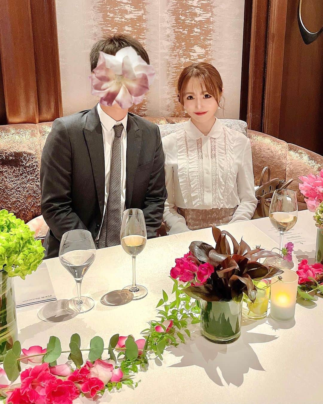 のインスタグラム：「皇族 高円宮妃久子さまのチャリティーディナー会に、夫と一緒に参加させて頂きました🍽✨🥂  三つ星フレンチをいただきながら バイオリニスト大谷康子さんの生演奏もあり 高円宮妃久子さまがとっても気さくにお喋りしてくださって すごく貴重な経験になりました✨  夫のご友人の方も何名か参加されていて とても楽しいディナー会でした☺️💕  お洋服は、ずっと着る機会のなかった @miumiu のブラウスを着ました☺️🎀  #ディナー会 #チャリティー #フレンチ #miumiu #ミュウミュウ #エルメス #バーキン #ハリーウィンストン #hermes #harrywinston」