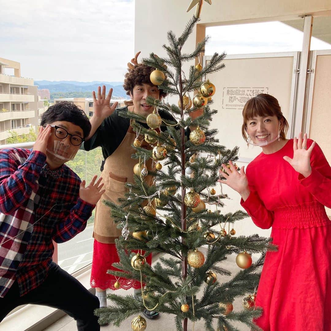 秋本ゆかりさんのインスタグラム写真 - (秋本ゆかりInstagram)「本日のアサデス 九州・山口「ブーブーハウス」はクリスマスケーキをたくさんご紹介しました🎂🎄 長崎のソウルスイーツ、梅月堂のシースクリーム🍰 あっさりと甘さ控えめで、どこか懐かしさを感じるケーキでとっても美味しかったです😳また食べたい〜😋  .  @shizuka.bonbonniere  さんには30分で出来るテーブルコーディネートを教えて頂きました♪ 何ともオシャレ✨高低差をつけることがポイント☝️ クッキングシートの使い方も驚きだったなぁ！！ 今年はトライしてみようかな。という気になりました😊 いろんなコーディネートのコツも発信されていますのでご参考に❤︎ @kanaeru30   . #kbc#アサデス九州山口  #ブーブーハウス#パンクブーブー #クリスマスケーキ#シースクリーム#梅月堂 #テーブルコーディネート#  ご覧頂いた皆様ありがとうございました😊」11月10日 20時34分 - akimoto_yukari