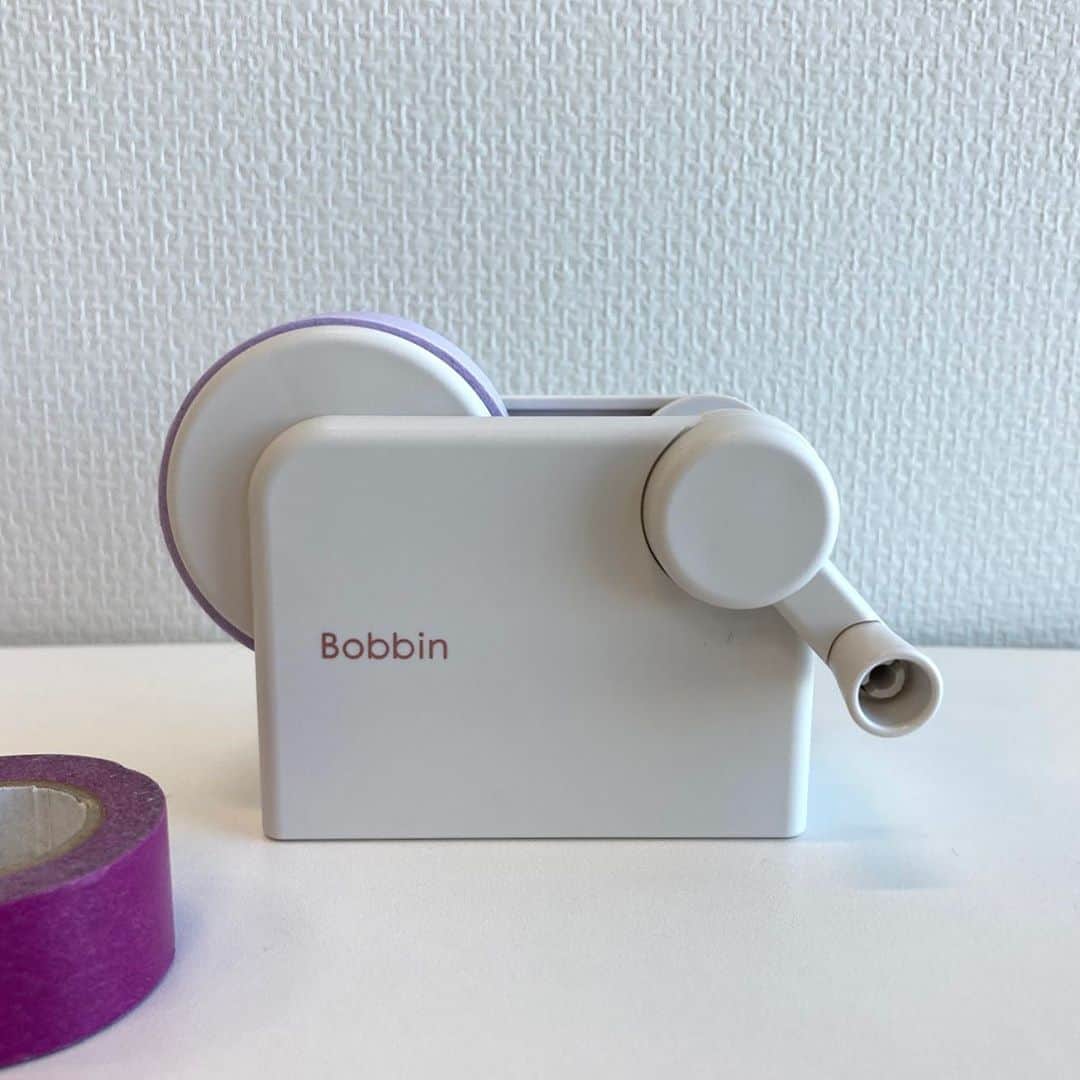 のインスタグラム：「【新商品】﻿ マスキングテープをもっと楽しむ新シリーズ﻿ #Bobbin を3回連続でご紹介中🥰﻿ ﻿ 今日ご紹介するのは、、、？﻿ ﻿ ＜どんな商品？＞﻿ いつものマスキングテープをミニサイズに巻き替える #コマキキ﻿ ﻿ ＜特長＞﻿ ハンドルをくるくる回すだけでマステが小さく巻き替えられる！﻿ ﻿ ---﻿ ﻿ 昨日の投稿でご紹介した小さなマステ、ボビンテープが作れます！﻿ ﻿ マスキングテープって、﻿ お気に入りの色柄を見つけてしまうとついほしくなっちゃいませんか？﻿ いつの間にか増えてしまったマステ。﻿ ﻿ そんなあなたにおすすめです🙌﻿ ﻿ ちょっと手帳や手紙に貼ったりして、﻿ 残りは巻き替えて小さく持ち歩いたり！﻿ 友達と交換したりするのもいいですね！﻿ ﻿ ﻿ お手持ちのマスキングテープをくるくる巻き替えるその時間も﻿ 心が潤うちょっと幸せな時間かも。﻿ ﻿ 動画もあるので見てくださいね～﻿ ﻿ ﻿ ｰｰｰ﻿ ﻿ 発売日：2021年1月27日（水）予定﻿ →文具店に並ぶタイミングにはばらつきがあるため目安としてお考え下さい﻿ ﻿ 　※2020年11月27日～29日開催の「文具女子博2020」にて先行販売（数量限定）﻿ ﻿ 価格：﻿ 　ボビンテープ（1個入）180円、（3個入） 380円、﻿ 　プチカッター（3個入）320円、カッター付きケース 450円、﻿ 　コマキキ（本体1台、ボビン芯2個入） 600円、ボビン芯（6個入） 300円﻿ ﻿ ﻿ ﻿ #ボビン #ボビンでまきまき﻿ #マステ #マステ沼 #マステ沼の住人 #クラフト #紙もの　#マスキングテープ　#マステ好き﻿ #文具沼 #文房具 #文具 #文具好き #文房具マニア #文具好きさんとつながりたい #ステーショナリー #stationery #stationerylove #stationeryaddict #コクヨ #kokuyo #コクヨのぶんぐ」