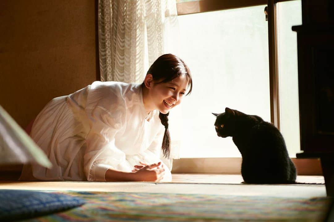 【公式】ドラマ「マリーミー！」さんのインスタグラム写真 - (【公式】ドラマ「マリーミー！」Instagram)「#猫のいる暮らし  仲良しの一人と一匹。息ぴったりです☺️🐈  #猫 #cat #猫好き #猫との暮らし #猫と暮らす #猫がいる生活 #猫のいる生活 #猫のいる幸せ #黒猫 #りんくま #久間田琳加 @rinka_kumada0223 #ドラマ #マリーミー！ #マリーミー #LINEマンガ #ほわキュン  🌻マリーミー！第7話🌻 📺 #ABCテレビ (関西) 11月15日(日)よる11時25分～ 📺 #テレビ朝日 (関東) 11月14日(土)深夜2時30分～ ※ほか地域も放送予定」11月10日 20時39分 - marumaru_drama