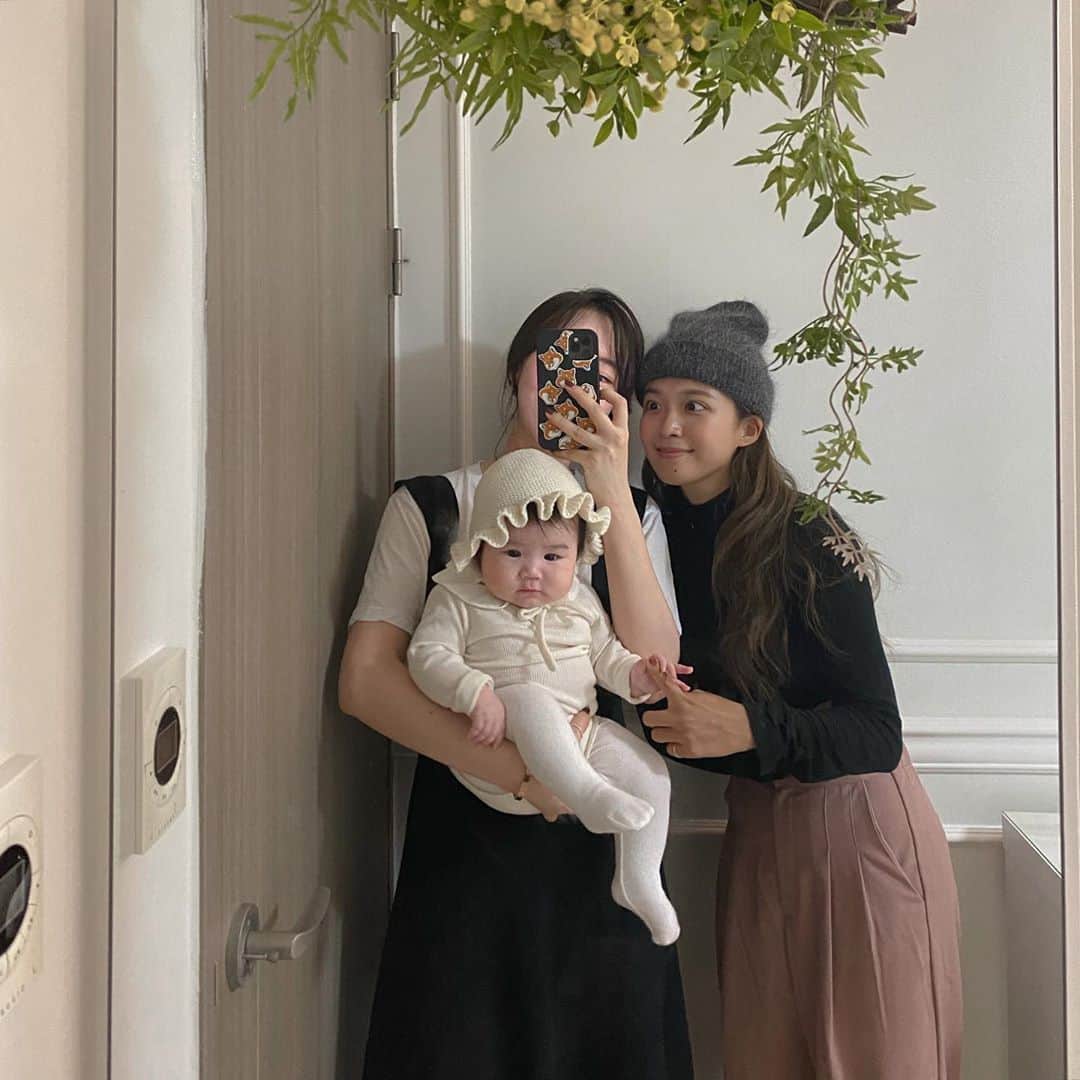 キム・ダヘのインスタグラム：「지예언니랑 포포랑 베리만나러 언니네집 💜💜 너무 사랑스럽다 진짜... 근데 베리야 너 표정이 왜그래,,? ㅋ」