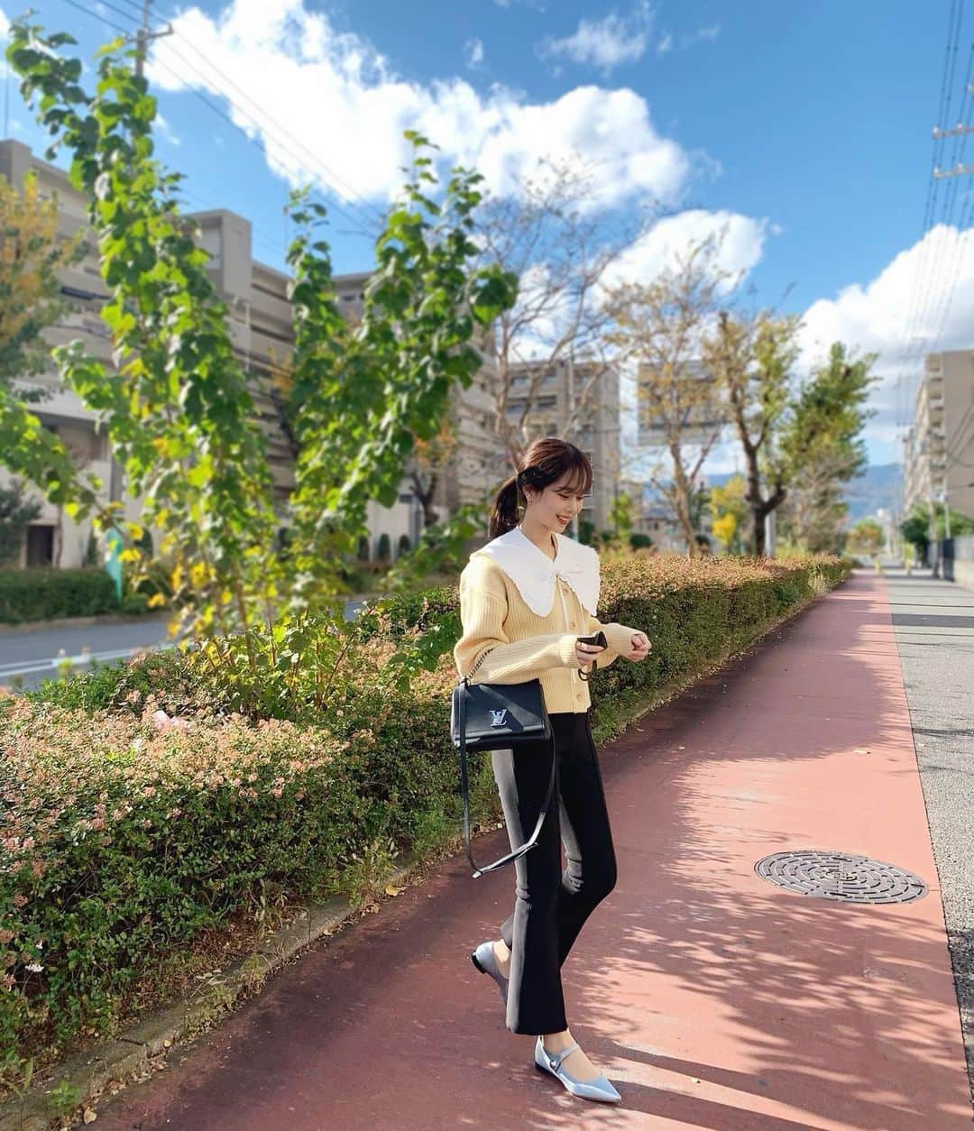 ハンナミのインスタグラム：「🌞🍂✨ 最近気分なフレアパンツ, 厚みのある裏起毛で すごく暖かい :)  上下とも新作です ♡  cardigan, pants @eneu.official bag @louisvuitton shoes @rochasofficial」