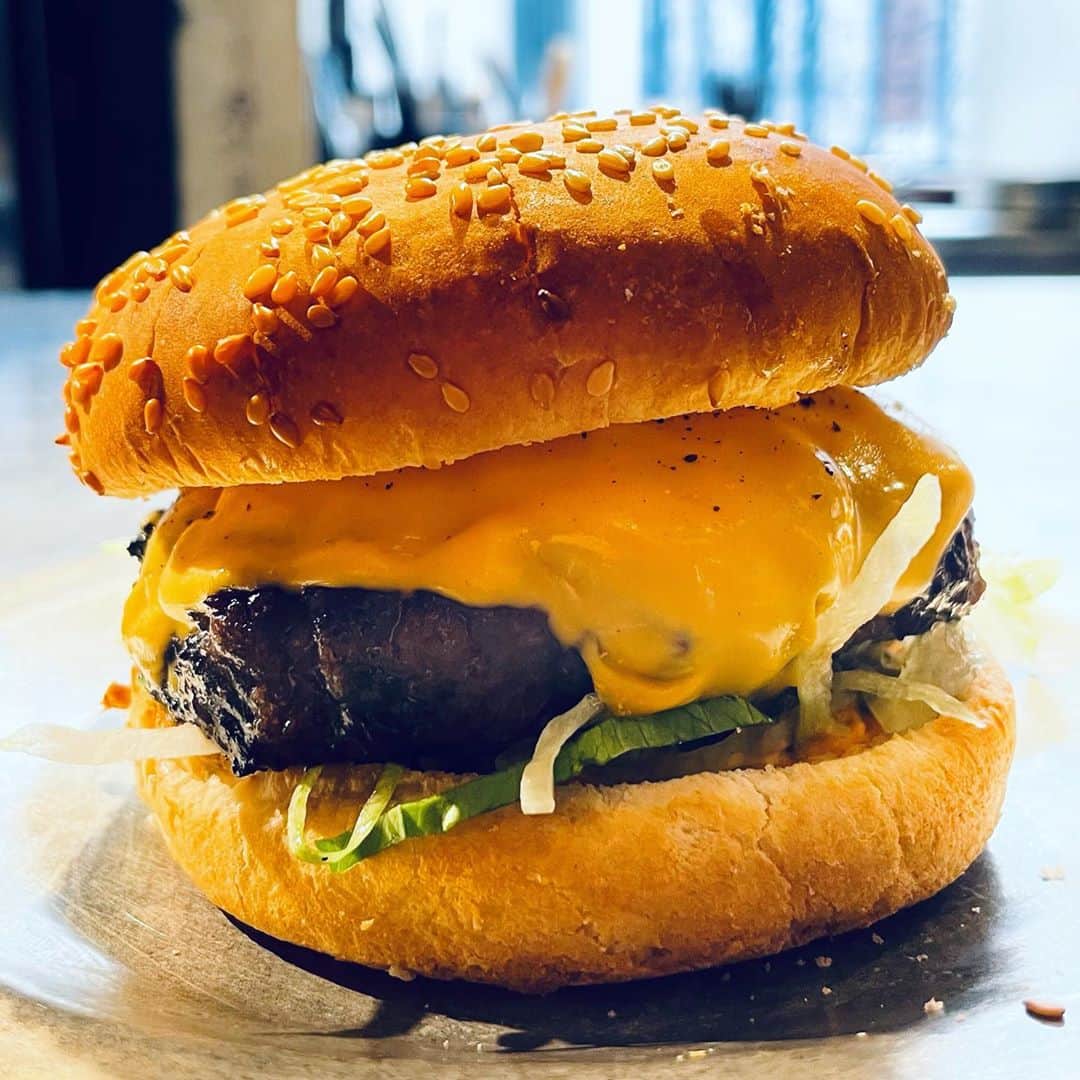 HAMADAHISATOさんのインスタグラム写真 - (HAMADAHISATOInstagram)「WE’VE BEEN GRILLING OUR ORIGINAL PATTY FOR OUR BURGER PROJECT. NEXT YEAR WE WILL PLAN OUR FIRST BURGER TOUR IN THE WORLD. SHOUT OUT THE NAME OF CITY WE SHOULD SERVE WAGYUMAFIA BURGERS 🍔😎🔥 . #wagyumafia #burger #worldtour #2021」11月10日 20時46分 - wagyumafia