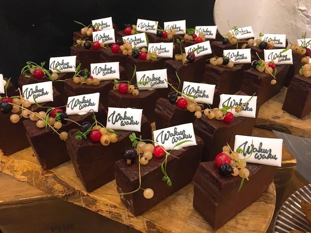 CRAZY KITCHENのインスタグラム：「WAKUWAKU内定式 / 2020.11.4  株式会社WAKUWAKU様の内定式にお届けさせていただいたケータリング。  会社のロゴを添えたアマゾンカカオのガトーショコラ。  ※新型コロナウイルス感染症に対する予防と拡散防止に、最大限の注意を払い実施いたしました。  株式会社WAKUWAKU @beathouse.wakuwaku  @hags.jp  @renovefudosan   #crazykitchen #クレイジーキッチン #catering #ケータリング」