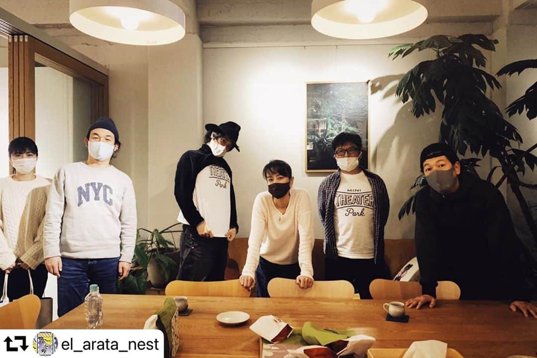 渡辺真起子さんのインスタグラム写真 - (渡辺真起子Instagram)「これら、あれら、みんなの、 映画への想い。  たくさんの俳優達の想い。  たくさんの方々のご支援、 ご協力に心から感謝申し上げます。  映画館は広場。 世界中にある、広場だと思うのです。  いろいろな人が、そこに来て、 世界を知ったり、私を知ったり、 誰かを思ったり、誰かに出会ったり、 悲しみや、喜びを分かち合ったり、 泣いたり、笑ったり、考えたり。 地球を考えたり、空想を膨らませたり。 過去を考えたり、未来を考えたり。  映画館というパークが、 あなたの側にありますように。  #repost @el_arata_nest ・・・ MTPのMTG 年内にやるべきことと来年の計画と #minitheaterpark #ミニシアターパーク #mtp」11月10日 20時48分 - watanabe_makiko