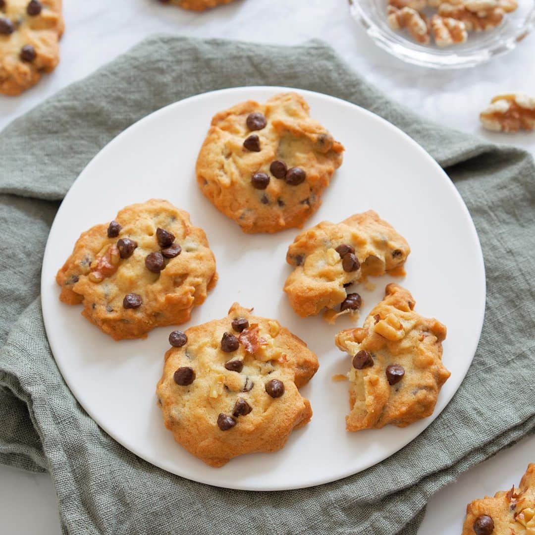 marimoさんのインスタグラム写真 - (marimoInstagram)「Chocolate and walnut cookies﻿ 【レシピあり】﻿ 胡桃とチョコのドロップクッキー🍪﻿ ﻿ ワンボウルで混ぜていくだけ、﻿ 簡単に作れるクッキーです♫﻿ サクサクで美味しい♡﻿ ﻿ "型抜きクッキーは子どもには難しいから﻿ ドロップクッキー嬉しいです"﻿ とのお声も頂きました(*´꒳`*)﻿ 確かにそうですよね〜‼︎﻿ 良かったら一緒に作ってみてください💕﻿ ﻿ チョコは、﻿ 「溶けにくいチョコチップ」﻿ という商品がお気に入りです。﻿ その名の通り、﻿ 焼いても溶けにくいので﻿ 綺麗に仕上がるんです(*´꒳`*)﻿ ﻿ 普通のチョコを割り入れると、﻿ 少し溶けてデロっとしてしまうかも💦﻿ ﻿ ◎用意する材料﻿ バター80g﻿ 砂糖40g﻿ 卵20g﻿ 塩1g﻿ 薄力粉100g﻿ 胡桃30g﻿ チョコチップ40g﻿ ﻿ 作り方の詳細は、﻿ @tomiz_by_tomizawashouten ﻿ 富澤商店のWEBサイトの﻿ marimoのレシピページにて﻿ ご覧頂けます😊﻿ @marimo_cafe ハイライトに レシピ一覧のリンクを載せてます✍️﻿  …﻿ ﻿ 家の追加工事ですが﻿ 無事に終わりました〜良かった〜﻿ (=´∀｀)﻿ ﻿ これで安心してお迎えできそうです👶﻿」11月10日 20時48分 - marimo_cafe