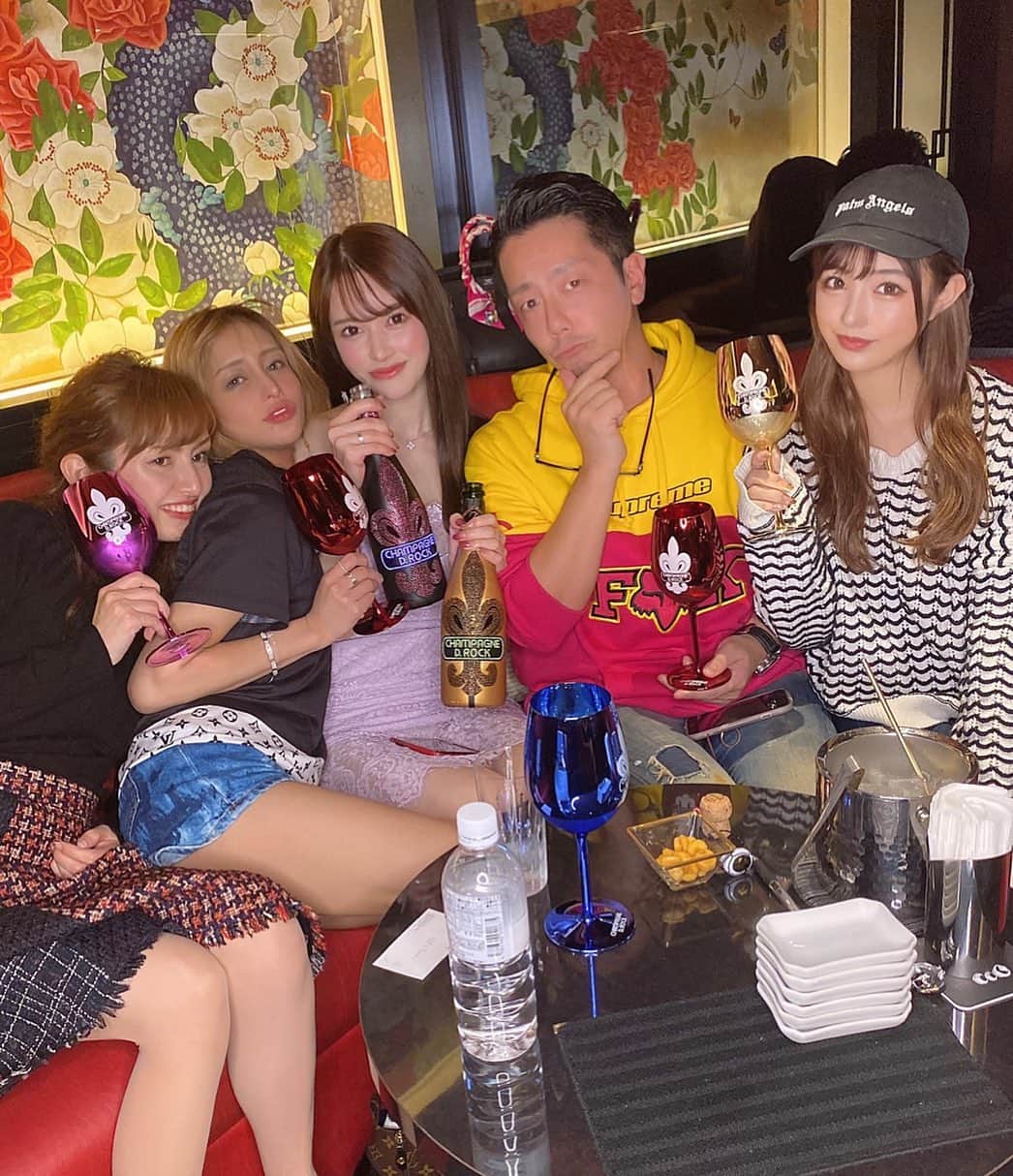 吉川陽多のインスタグラム：「. きらきらしてた！！！ また東京遊びに行きます🍾🥂💗 . #六本木 #歌舞伎町 #キャバ嬢 #drock #シャンパン #instagood #北新地」