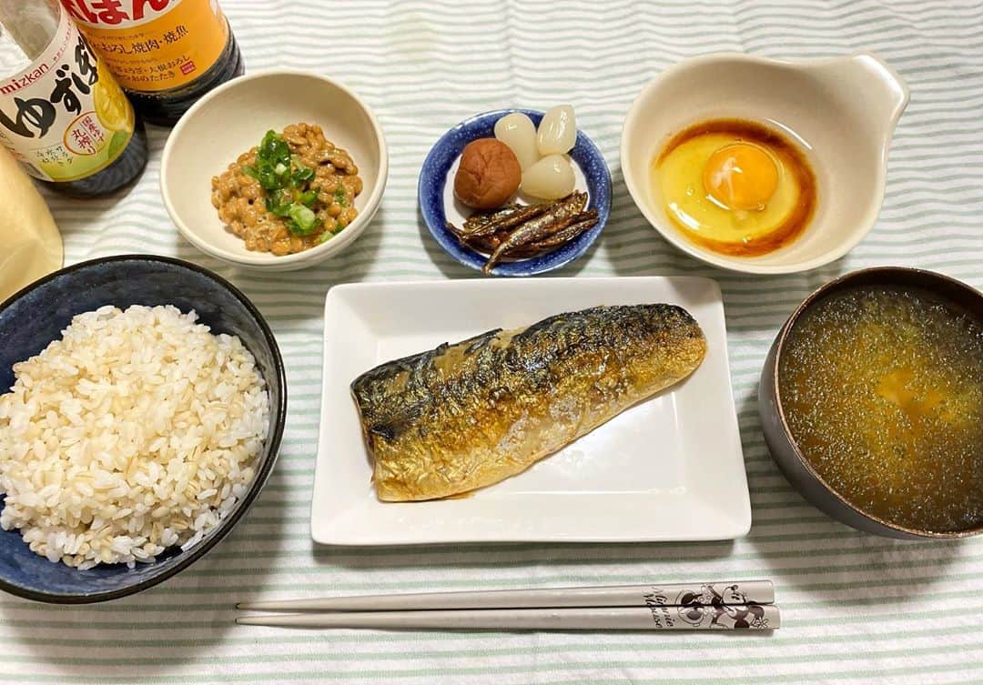 のインスタグラム：「___________  おうちで〜 "塩サバ定食"作りやした😋✨  買い物行くのめんどくさくて 冷蔵庫にあるやつで😂笑  サバも実は冷凍のやつw  大根おろしなかったのと 大分名産かぼすポン酢が 切れとったのが痛かったな🤣笑  一応何食べたか載せとこ！  ・もち麦ごはん ・あおさの味噌汁 ・塩サバ（冷凍w） ・納豆 ・梅干し ・わかざきの佃煮 ・らっきょう ・生たまご（締めのTKG用w）  以上❗️笑  こーゆーご飯（和食）が 1番美味しいんよな😂  共感してくれる人〜？笑 仲間やね‼️🍖笑  #かずきっちん #手料理 #塩サバ定食 #ひとりぐらし の #ぼっち飯 笑 #今からグッズ制作 #もう内職やん笑 #一応アーティストなんやけどな笑 #ワンピース見ながらやろ笑 #徹夜確実かもしれん笑 #一生懸命つくるけん #楽しみにしとって #明日写真でるかも #心込めてつくるよん #みんないつも見てくれてありがとう  #お箸のツッコミ多いけん付け加えるわ笑 #実家に帰ったときに弟からかっぱらったやつ笑 #いいよって言うてくれたけどな笑 #しっかり愛用しとる笑」