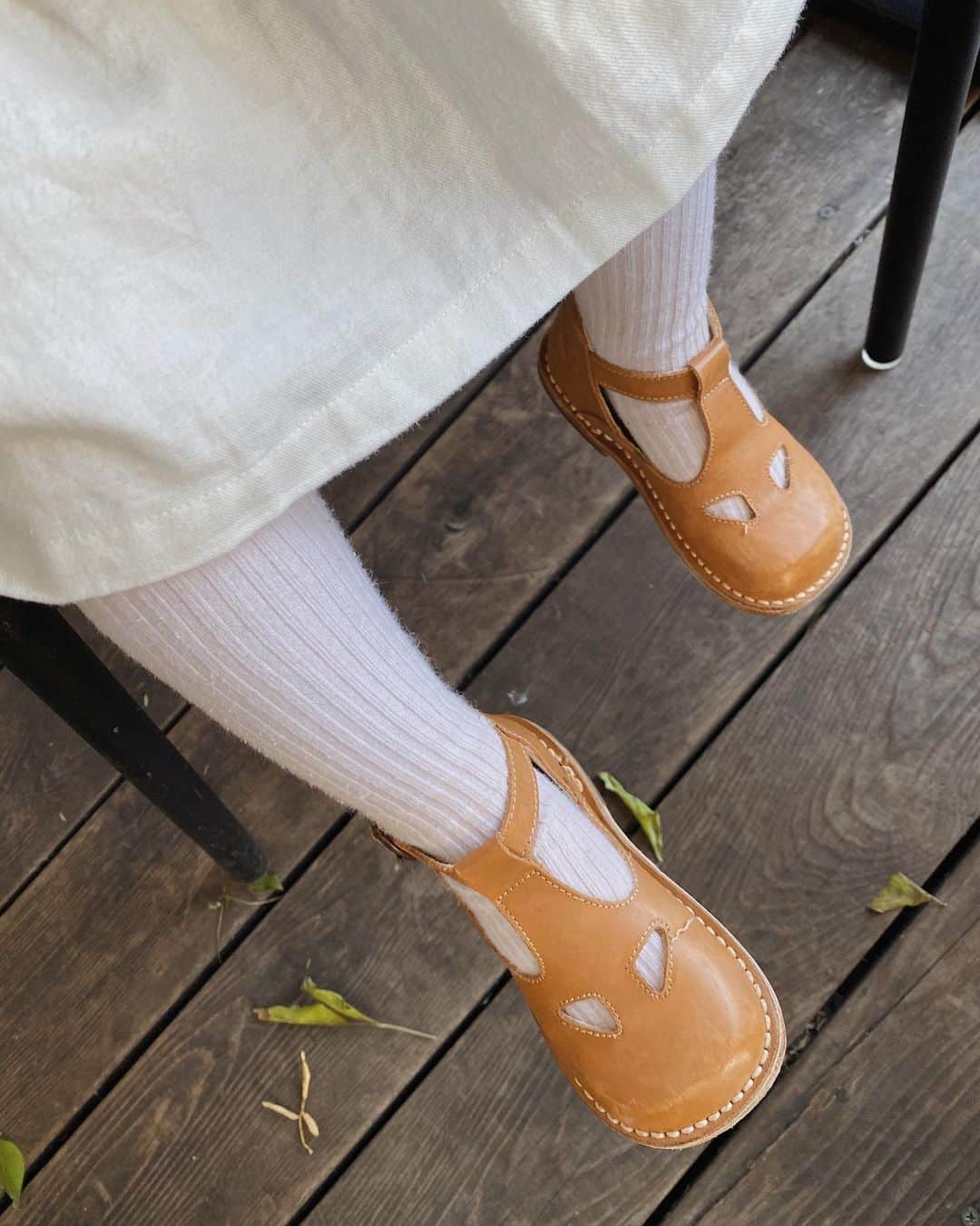 目見田早弥子のインスタグラム：「👞. サンダルの季節も終わったので🌿 もうエウレカ３足目かな？サンダルも入れたら４足目？ デザインも可愛いし上質でほんとうに大好きなお靴◯ ベルトタイプは初めてやけど 革が柔らかくて履かせやすいし 今回も靴擦れ全く無しで娘もお気に入り🤍 Thank you!🍁@stellina.shop ♡」