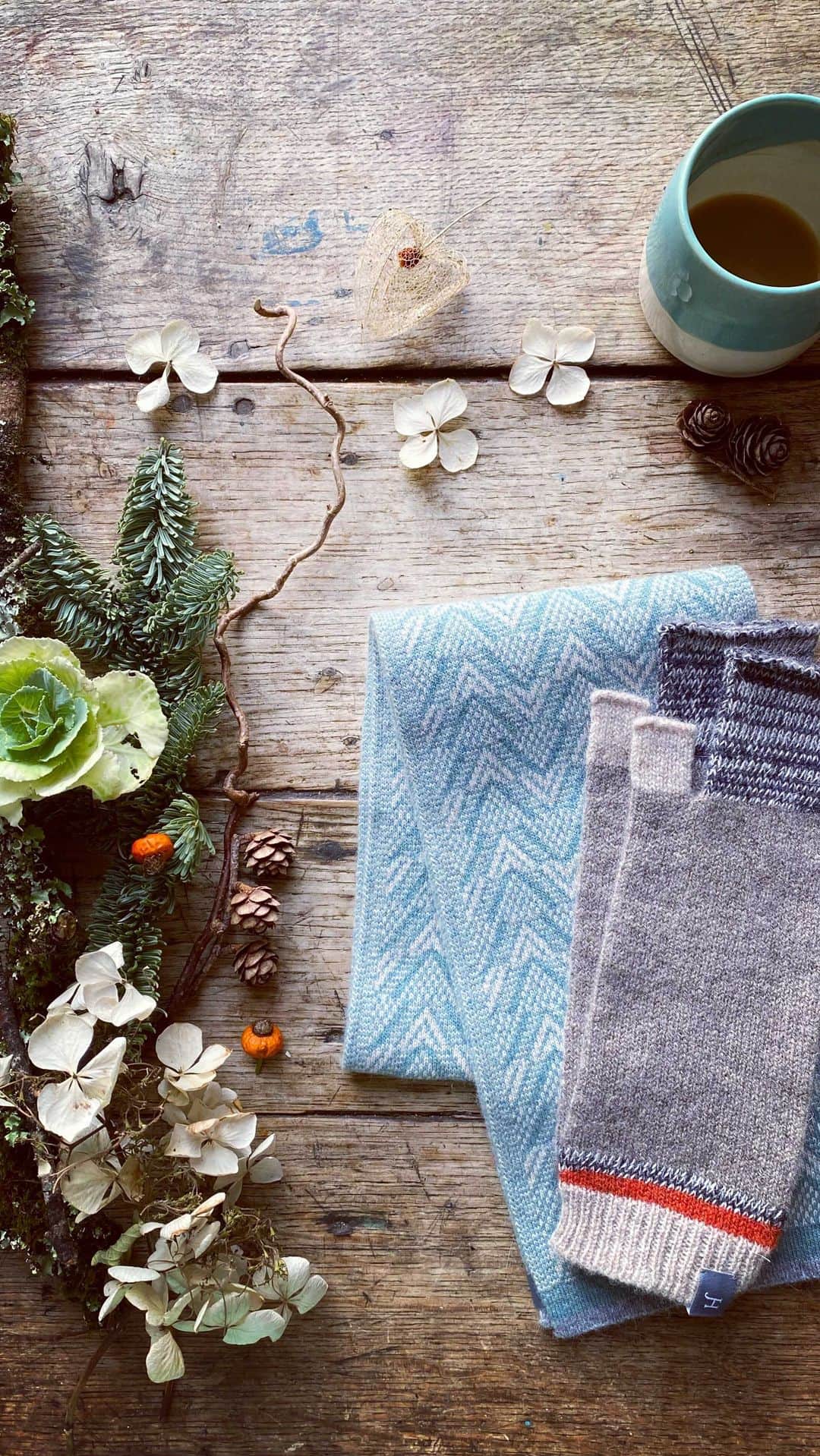 Tea and sittingのインスタグラム：「It was such a treat to be able to chat to @juleshoganknitwear about her work this morning, her inspirations and her creative journey to where she is now...which is SO fascinating! Absolutely loved this chat, thank you so much Jules 🍂🌳 ( and there are direct links to Jules’ work which is available to buy in the #onlineopenhouse via my stories today ) #shopsmall #shopindependent #artistsopenhouses」