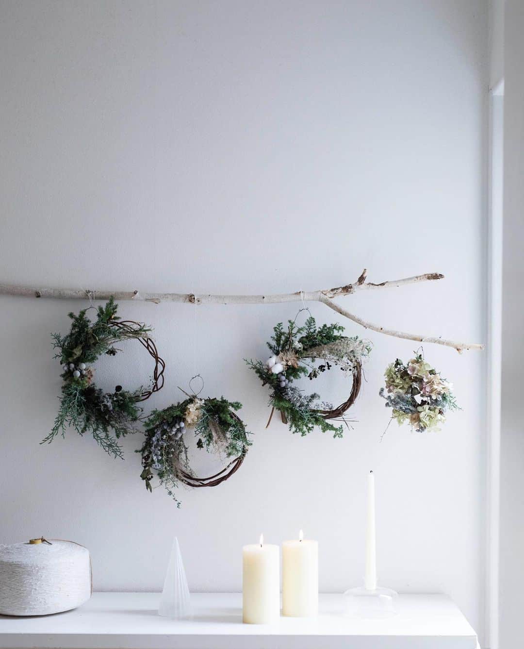 増田由希子さんのインスタグラム写真 - (増田由希子Instagram)「Christmas wreaths, door swag and nature ornaments for delivery. 🔔 #christmaswreath #swag #natureornaments #wreath #winterwreath  🔔お知らせです 今年も青森 @aotamanyaaaan  さんで開催される「冬の暮らし展」に参加させていただきます。 出品作品は、リース、スワッグと昨年ご好評いただいた実ものセット。今年は、リースとスワッグに「小さなクリスマスベル」をつけました。(写真の作品)  🔔展示期間中にオンラインショップ販売もスタートされるとのこと。詳細は、 @aotamanyaaaan  さんHP、インスタグラムをご覧ください。 ・「冬の暮らし展」2020年11月13日（金）〜11/29（日） ・　オンラインショップ販売　11月15日 （日）21:00 〜  ⭐︎「花のある暮らしカレンダー」もお取扱いいただいています。 #クリスマスベルのリース　#冬のリース　#スワッグ　#クリスマスリース #リース #冬の暮らし展」11月10日 20時53分 - nonihana_