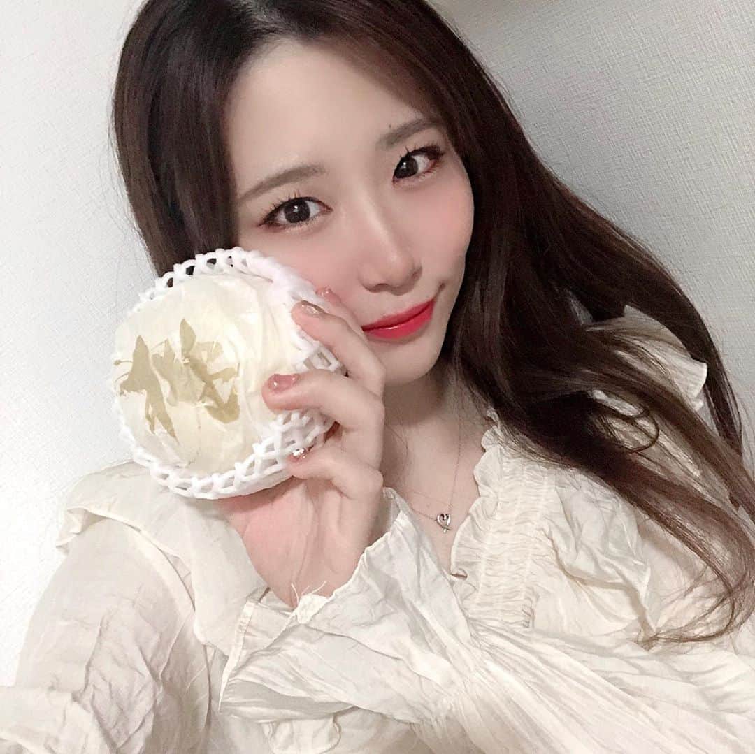 AKARIのインスタグラム：「いつも応援してくださる方から 事務所に桃が届きました🍑  冬美白という桃らしい、、！ 美味しくてほっぺた落ちるかと思った😂♡ 大切にいただきます！ ありがとう〜☺️  #冬美白　#桃」