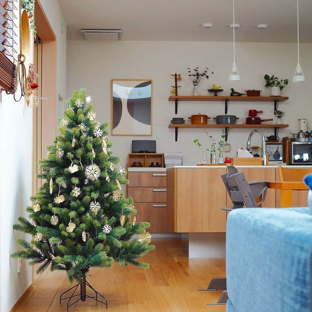 ムクリ［mukuri］さんのインスタグラム写真 - (ムクリ［mukuri］Instagram)「グリーンと小物でお気に入りの空間を作って「その日」を待つ 〜クリスマスを楽しむ〜  11月も半ばにさしかかり冷え込む日が増え、 冬のお楽しみ、クリスマスが少しずつ近づいてきました。 ツリーを飾るとより雰囲気が増しますね。  お子さんと一緒にクリスマスを楽しむtakakoさん。  アイテムや小物の使い方がとてもうまく、 クリスマスならではの ワクワクする空間づくりに繋がっています。  また、当日だけではなく、 準備のうちから楽しめるのがクリスマスの魅力のひとつ。  そろそろ準備はじめようかな？ そう思わせてくれるお話です。  ▶︎ご紹介した記事 https://mukuri.themedia.jp/posts/7260118 「あの人の暮らしが素敵な理由」コーナーよりご覧いただけます。 （キャプション：編集長）  #クリスマス #オーナメント #クリスマス飾り #クリスマスツリー #クリスマス準備 #christmas #キッチン #kitchen #リビング #ダイニング#マイホーム計画 #マイホーム記録 #家づくり #家 #おうち #住まい #新築 #新築一戸建て #注文住宅 #インテリア #interior #北欧雑貨 #北欧インテリア #ナチュラルインテリア #北欧ナチュラル #暮らしを整える #暮らしを楽しむ #日々の暮らし #くらしの編集 #ムクリ」11月10日 21時00分 - mukuri_official