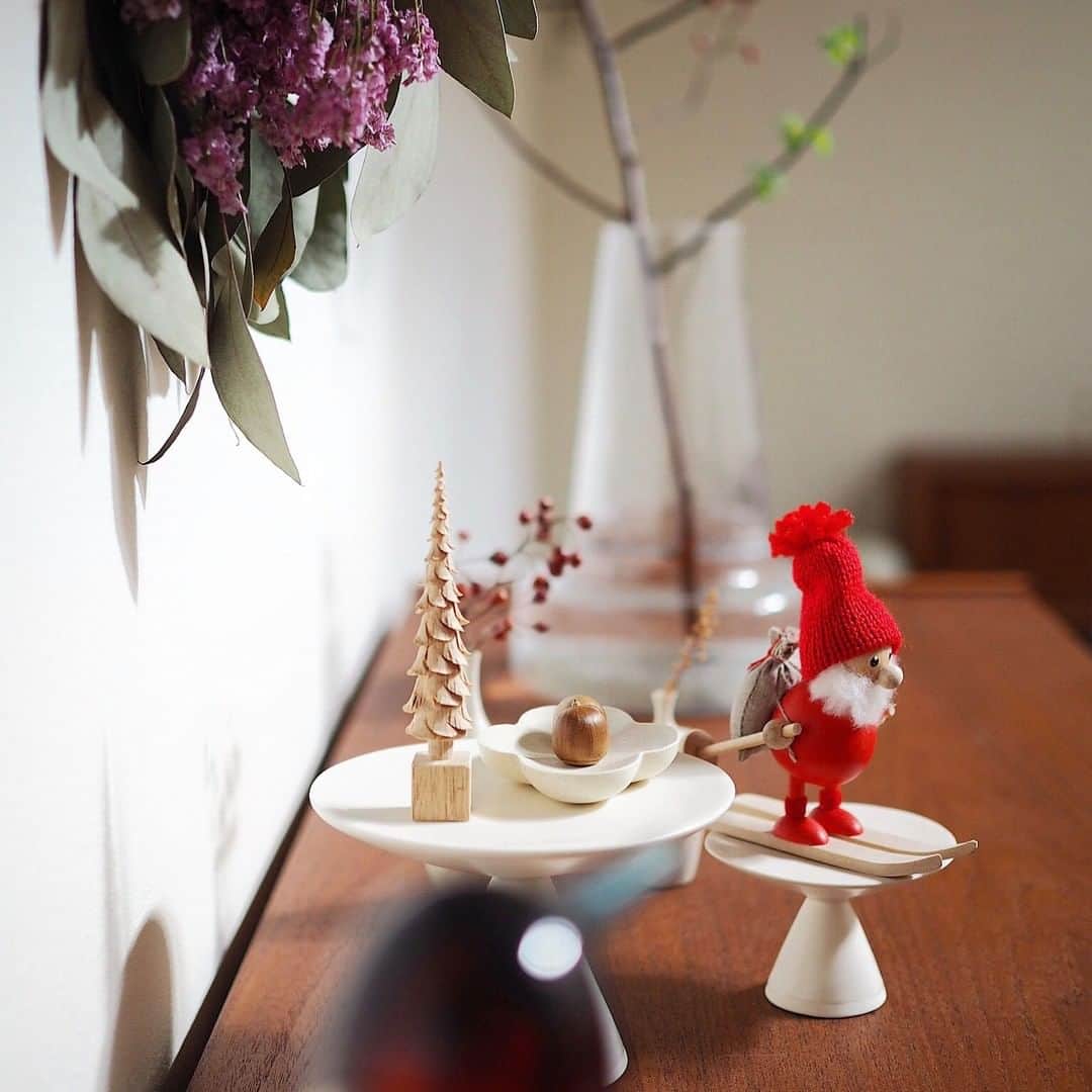 ムクリ［mukuri］さんのインスタグラム写真 - (ムクリ［mukuri］Instagram)「グリーンと小物でお気に入りの空間を作って「その日」を待つ 〜クリスマスを楽しむ〜  11月も半ばにさしかかり冷え込む日が増え、 冬のお楽しみ、クリスマスが少しずつ近づいてきました。 ツリーを飾るとより雰囲気が増しますね。  お子さんと一緒にクリスマスを楽しむtakakoさん。  アイテムや小物の使い方がとてもうまく、 クリスマスならではの ワクワクする空間づくりに繋がっています。  また、当日だけではなく、 準備のうちから楽しめるのがクリスマスの魅力のひとつ。  そろそろ準備はじめようかな？ そう思わせてくれるお話です。  ▶︎ご紹介した記事 https://mukuri.themedia.jp/posts/7260118 「あの人の暮らしが素敵な理由」コーナーよりご覧いただけます。 （キャプション：編集長）  #クリスマス #オーナメント #クリスマス飾り #クリスマスツリー #クリスマス準備 #christmas #キッチン #kitchen #リビング #ダイニング#マイホーム計画 #マイホーム記録 #家づくり #家 #おうち #住まい #新築 #新築一戸建て #注文住宅 #インテリア #interior #北欧雑貨 #北欧インテリア #ナチュラルインテリア #北欧ナチュラル #暮らしを整える #暮らしを楽しむ #日々の暮らし #くらしの編集 #ムクリ」11月10日 21時00分 - mukuri_official