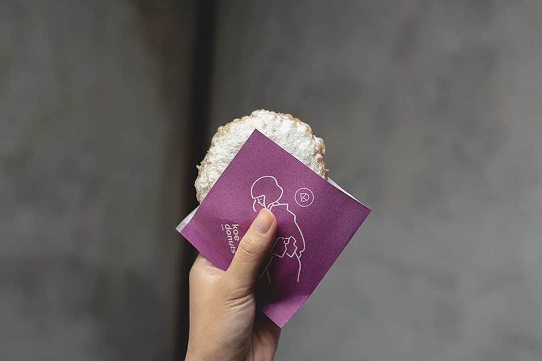 川上俊さんのインスタグラム写真 - (川上俊Instagram)「koe donuts kyoto - branding & design by @shunkawakami and artless Inc. / illustration by Yu Nagaba @kaerusensei   #Repost @koe_donuts ・・・﻿ ﻿ #koedonuts #koeethical #donutsinnovation #donuts #cafestagram #genic_cafe #genic_sweets #cafetour #kyotocafe #ethical #コエ #コエドーナツ #ドーナツ #エシカル #エシカルドーナツ #地産地消 #カフェ巡り #京都カフェ #京都カフェ巡り #関西カフェ #四条カフェ #隈研吾 #長場雄 #京都観光 #ミルクドーナツ #togokyoto #milk」11月10日 21時00分 - shunkawakami