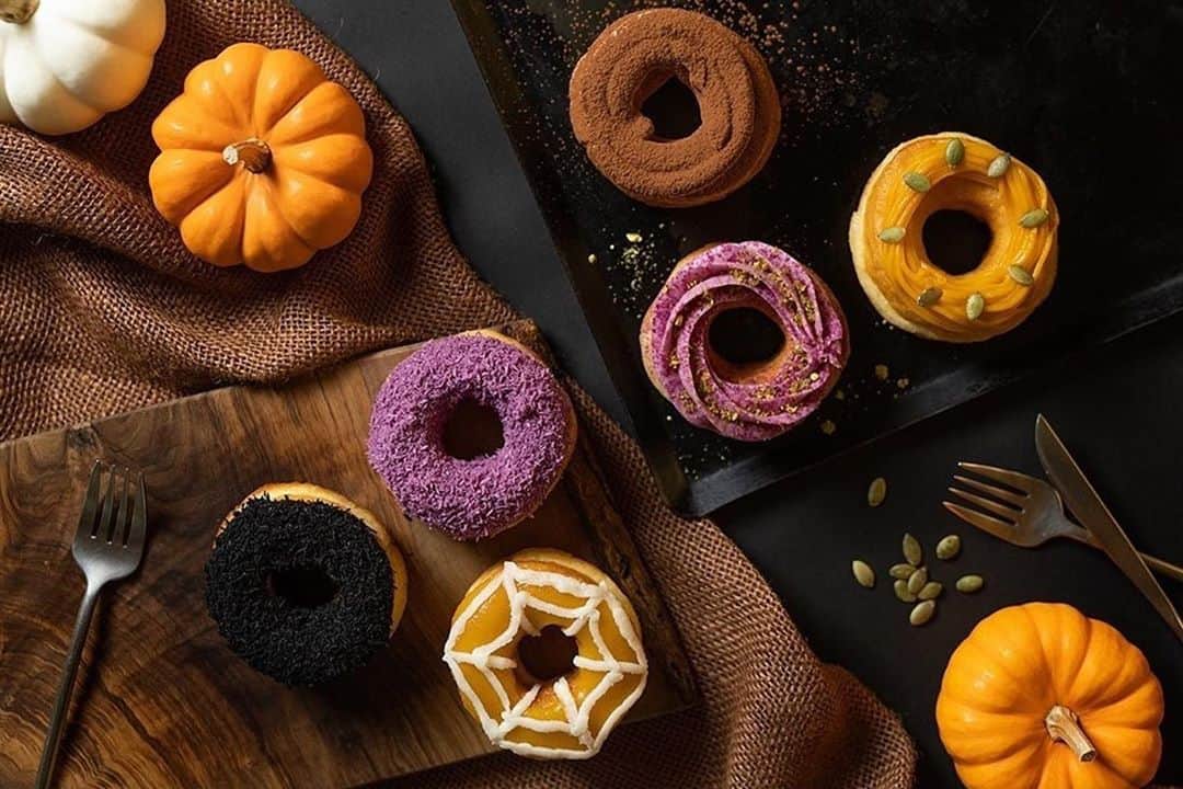 川上俊のインスタグラム：「koe donuts kyoto - branding & design by @shunkawakami and artless Inc. / illustration by Yu Nagaba @kaerusensei   #Repost @koe_donuts ・・・﻿ ﻿ #koedonuts #koeethical #donutsinnovation #donuts #cafestagram #genic_cafe #genic_sweets #cafetour #kyotocafe #ethical #コエ #コエドーナツ #ドーナツ #エシカル #エシカルドーナツ #地産地消 #カフェ巡り #京都カフェ #京都カフェ巡り #関西カフェ #四条カフェ #隈研吾 #長場雄 #京都観光 #ミルクドーナツ #togokyoto #milk」