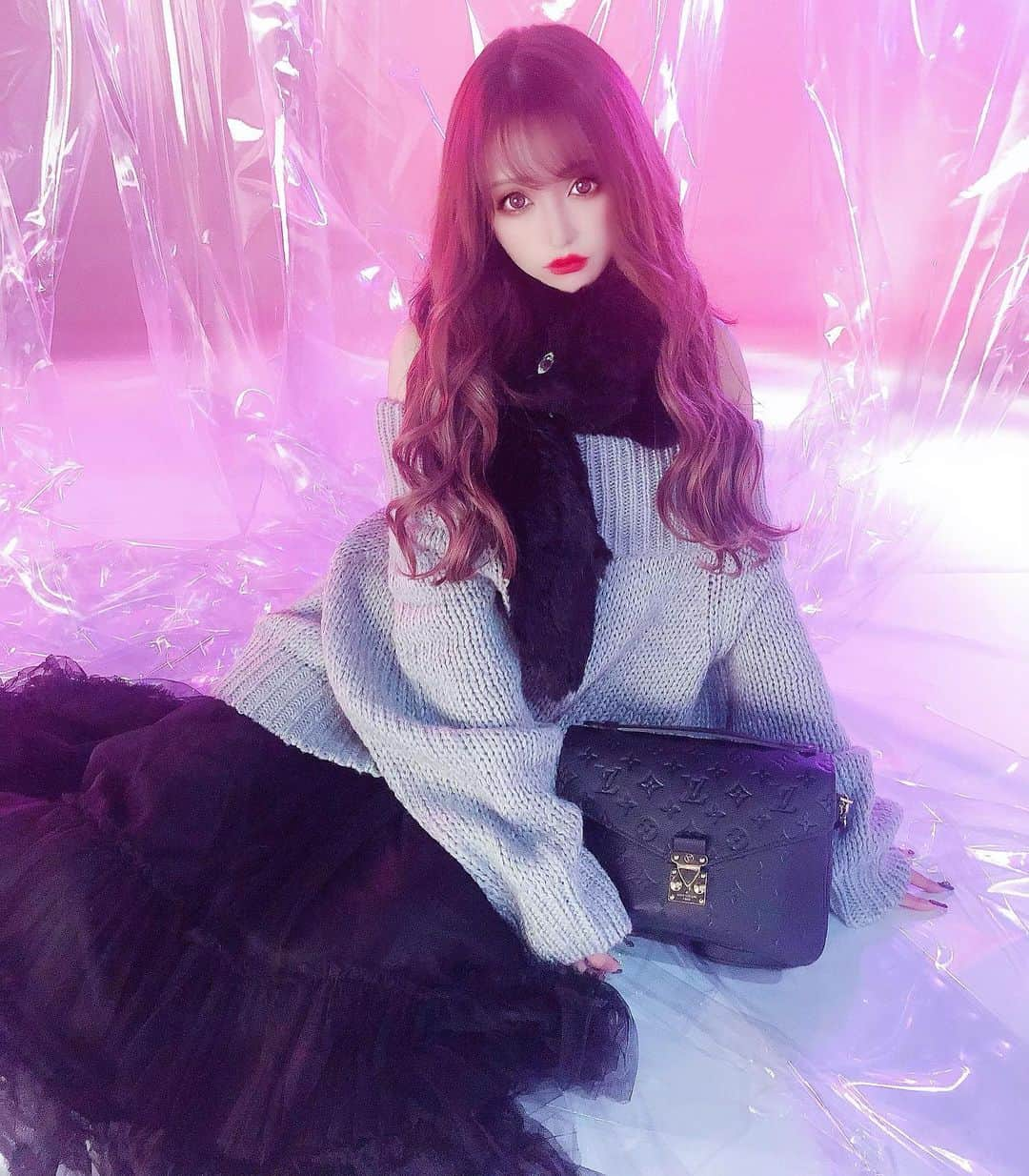 桜井莉菜さんのインスタグラム写真 - (桜井莉菜Instagram)「ブラック✖️グレーコーデ🖤 大人っぽくなるから良き💖 グレーのニットワンピースを トップスとして着たよん👻 これ、白いニットワンピで モノトーンにしても絶対 可愛いコーデになるっ😍❤️ 今度やってみよー😆💓 この日はマスクも合わせてグレーにしてみたョ🥰  #ootd#code#codenate#全身コーデ#2トーンコーデ#riinacouture#リーナクチュール#louisvuitton#3枚目にタグ付けしてます」11月10日 21時01分 - rina__sakurai