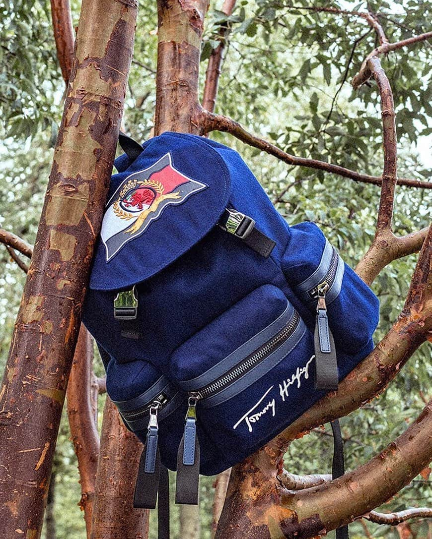 Tommy Hilfigerさんのインスタグラム写真 - (Tommy HilfigerInstagram)「Our Signature Flag Flap Backpack, in its not so natural habitat. #HilfigerCollection」11月10日 21時02分 - tommyhilfiger