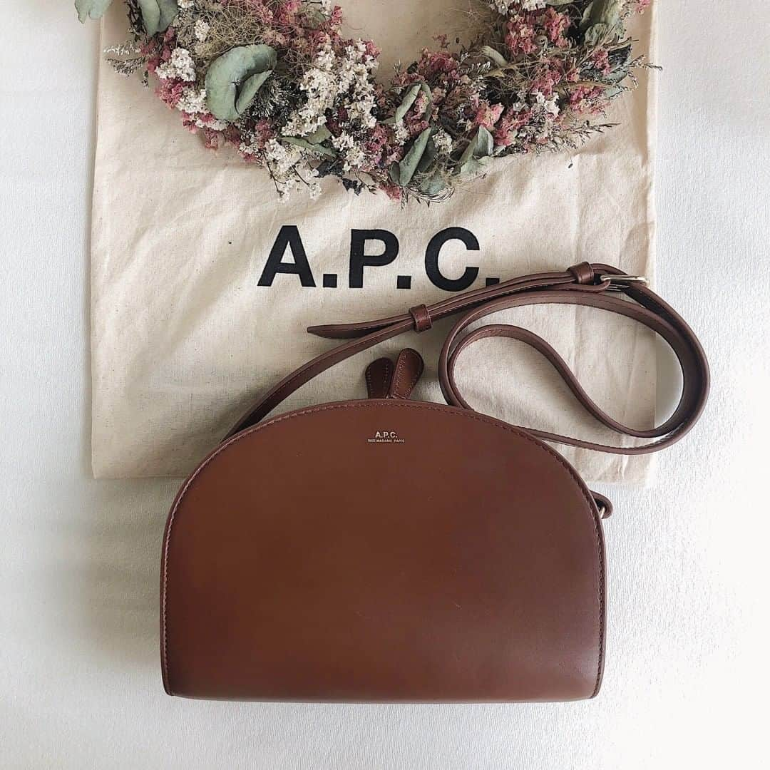 RiLiさんのインスタグラム写真 - (RiLiInstagram)「おしゃれさんは持ってる🌙【A.P.C.の小物】👜💗⁣ .....⁣ フランスで誕生したA.P.C.（アーペーセー）ってブランドは知ってる？👀💭【A.P.C.の小物】はシンプルでかわいいデザインのものが多いの❣️❣️⁣ 特に人気なのはお財布！🤎革で作られてるから使っていくうちにどんどん味が出てくるんだって💫他にもハーフムーン型のショルダーバッグが最高にかわいいよっ🥰🍒⁣ A.P.C.の小物を使ってまわりの子と差をつけちゃおう🤔💐いいアイテムに巡り会えますように⛄️💗⁣ ❣❣❣❣❣⁣ サイトやSNSで掲載させていただくお写真募集中😘📸⁣ かわいいコーデやアイテム、注目スポットなどが撮れたら、ハッシュタグ→#rili_tokyo  を付けて投稿❗⁣ ．⁣ Special Thanks💋 Photo by⁣ @sgr___77⁣ ⁣ @__20010701__⁣ @_a.y.n.i_⁣ @rabi_gram⁣ @@mugi_0155⁣ @naru060708⁣ @ao.ti⁣ @a.am_35⁣ ．⁣ #秋 #apc #アーペーセー #お財布 #ミニ財布 #ミニウォレット #ハーフムーンバッグ #ハーフムーン #ショルダーバッグ #プレゼント#スニーカー  #ベージュコーデ#ブラウンコーデ  #ワントーンコーデ #くすみカラーコーデ #シンプルコーデ  #カジュアルコーデ #ガーリーコーデ #置き画 #置き画くら部 #今日のコーデ #コーデ #コーディネート #rili_tokyo #おしゃれさんと繋がりたい #お洒落さんと繋がりたい #ファッション #패션스타그램 #ootd」11月10日 21時02分 - rili.tokyo