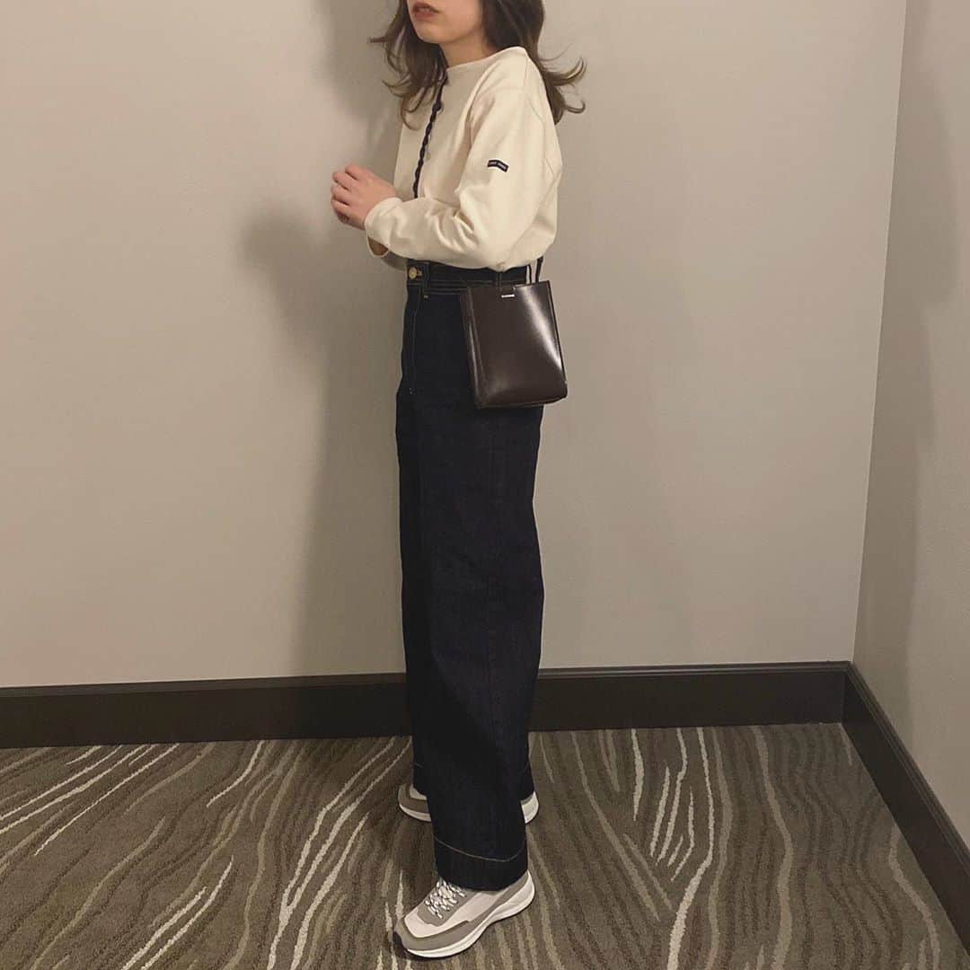 RiLiさんのインスタグラム写真 - (RiLiInstagram)「おしゃれさんは持ってる🌙【A.P.C.の小物】👜💗⁣ .....⁣ フランスで誕生したA.P.C.（アーペーセー）ってブランドは知ってる？👀💭【A.P.C.の小物】はシンプルでかわいいデザインのものが多いの❣️❣️⁣ 特に人気なのはお財布！🤎革で作られてるから使っていくうちにどんどん味が出てくるんだって💫他にもハーフムーン型のショルダーバッグが最高にかわいいよっ🥰🍒⁣ A.P.C.の小物を使ってまわりの子と差をつけちゃおう🤔💐いいアイテムに巡り会えますように⛄️💗⁣ ❣❣❣❣❣⁣ サイトやSNSで掲載させていただくお写真募集中😘📸⁣ かわいいコーデやアイテム、注目スポットなどが撮れたら、ハッシュタグ→#rili_tokyo  を付けて投稿❗⁣ ．⁣ Special Thanks💋 Photo by⁣ @sgr___77⁣ ⁣ @__20010701__⁣ @_a.y.n.i_⁣ @rabi_gram⁣ @@mugi_0155⁣ @naru060708⁣ @ao.ti⁣ @a.am_35⁣ ．⁣ #秋 #apc #アーペーセー #お財布 #ミニ財布 #ミニウォレット #ハーフムーンバッグ #ハーフムーン #ショルダーバッグ #プレゼント#スニーカー  #ベージュコーデ#ブラウンコーデ  #ワントーンコーデ #くすみカラーコーデ #シンプルコーデ  #カジュアルコーデ #ガーリーコーデ #置き画 #置き画くら部 #今日のコーデ #コーデ #コーディネート #rili_tokyo #おしゃれさんと繋がりたい #お洒落さんと繋がりたい #ファッション #패션스타그램 #ootd」11月10日 21時02分 - rili.tokyo