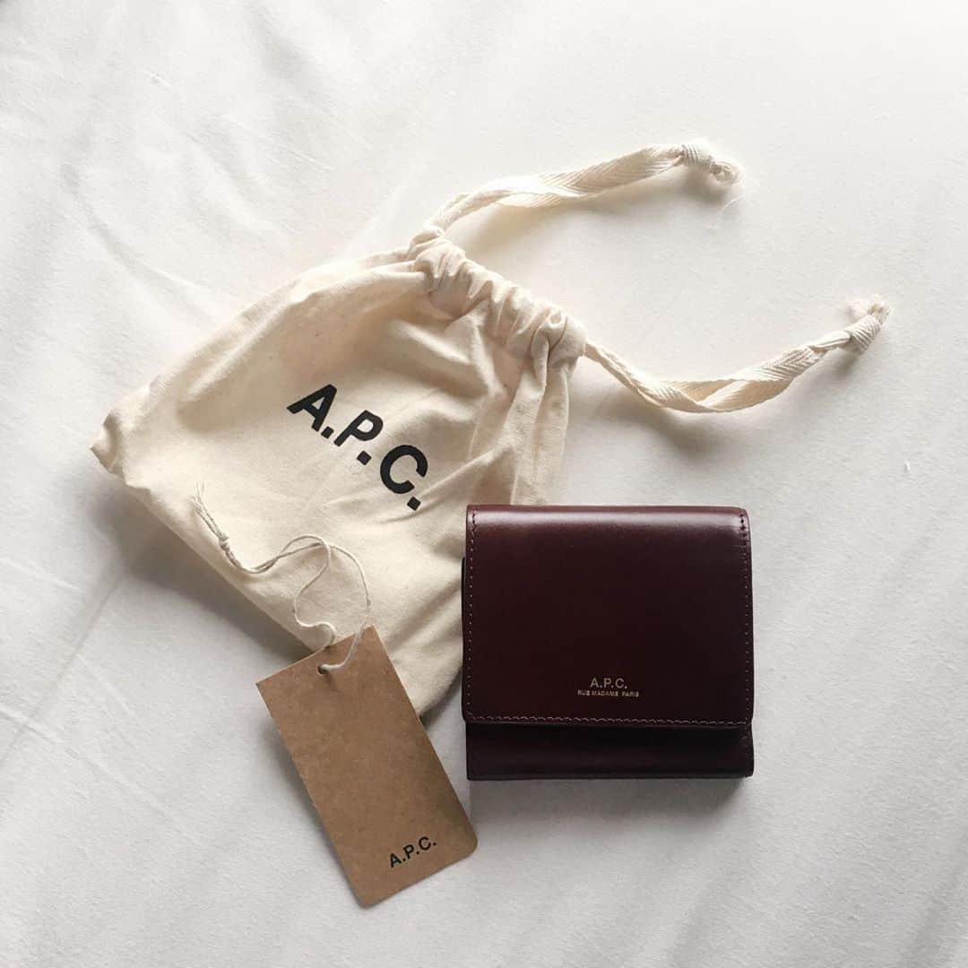 RiLiさんのインスタグラム写真 - (RiLiInstagram)「おしゃれさんは持ってる🌙【A.P.C.の小物】👜💗⁣ .....⁣ フランスで誕生したA.P.C.（アーペーセー）ってブランドは知ってる？👀💭【A.P.C.の小物】はシンプルでかわいいデザインのものが多いの❣️❣️⁣ 特に人気なのはお財布！🤎革で作られてるから使っていくうちにどんどん味が出てくるんだって💫他にもハーフムーン型のショルダーバッグが最高にかわいいよっ🥰🍒⁣ A.P.C.の小物を使ってまわりの子と差をつけちゃおう🤔💐いいアイテムに巡り会えますように⛄️💗⁣ ❣❣❣❣❣⁣ サイトやSNSで掲載させていただくお写真募集中😘📸⁣ かわいいコーデやアイテム、注目スポットなどが撮れたら、ハッシュタグ→#rili_tokyo  を付けて投稿❗⁣ ．⁣ Special Thanks💋 Photo by⁣ @sgr___77⁣ ⁣ @__20010701__⁣ @_a.y.n.i_⁣ @rabi_gram⁣ @@mugi_0155⁣ @naru060708⁣ @ao.ti⁣ @a.am_35⁣ ．⁣ #秋 #apc #アーペーセー #お財布 #ミニ財布 #ミニウォレット #ハーフムーンバッグ #ハーフムーン #ショルダーバッグ #プレゼント#スニーカー  #ベージュコーデ#ブラウンコーデ  #ワントーンコーデ #くすみカラーコーデ #シンプルコーデ  #カジュアルコーデ #ガーリーコーデ #置き画 #置き画くら部 #今日のコーデ #コーデ #コーディネート #rili_tokyo #おしゃれさんと繋がりたい #お洒落さんと繋がりたい #ファッション #패션스타그램 #ootd」11月10日 21時02分 - rili.tokyo