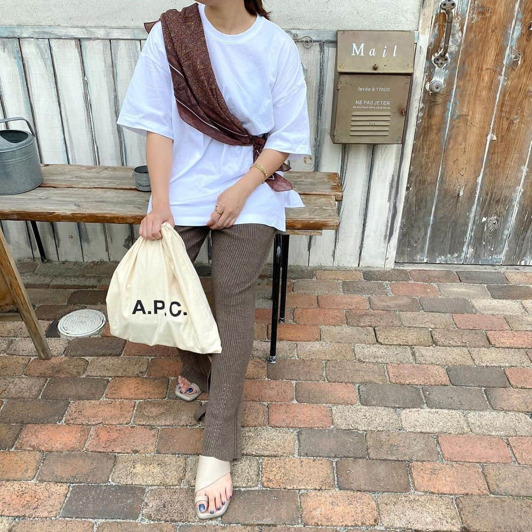 RiLiさんのインスタグラム写真 - (RiLiInstagram)「おしゃれさんは持ってる🌙【A.P.C.の小物】👜💗⁣ .....⁣ フランスで誕生したA.P.C.（アーペーセー）ってブランドは知ってる？👀💭【A.P.C.の小物】はシンプルでかわいいデザインのものが多いの❣️❣️⁣ 特に人気なのはお財布！🤎革で作られてるから使っていくうちにどんどん味が出てくるんだって💫他にもハーフムーン型のショルダーバッグが最高にかわいいよっ🥰🍒⁣ A.P.C.の小物を使ってまわりの子と差をつけちゃおう🤔💐いいアイテムに巡り会えますように⛄️💗⁣ ❣❣❣❣❣⁣ サイトやSNSで掲載させていただくお写真募集中😘📸⁣ かわいいコーデやアイテム、注目スポットなどが撮れたら、ハッシュタグ→#rili_tokyo  を付けて投稿❗⁣ ．⁣ Special Thanks💋 Photo by⁣ @sgr___77⁣ ⁣ @__20010701__⁣ @_a.y.n.i_⁣ @rabi_gram⁣ @@mugi_0155⁣ @naru060708⁣ @ao.ti⁣ @a.am_35⁣ ．⁣ #秋 #apc #アーペーセー #お財布 #ミニ財布 #ミニウォレット #ハーフムーンバッグ #ハーフムーン #ショルダーバッグ #プレゼント#スニーカー  #ベージュコーデ#ブラウンコーデ  #ワントーンコーデ #くすみカラーコーデ #シンプルコーデ  #カジュアルコーデ #ガーリーコーデ #置き画 #置き画くら部 #今日のコーデ #コーデ #コーディネート #rili_tokyo #おしゃれさんと繋がりたい #お洒落さんと繋がりたい #ファッション #패션스타그램 #ootd」11月10日 21時02分 - rili.tokyo