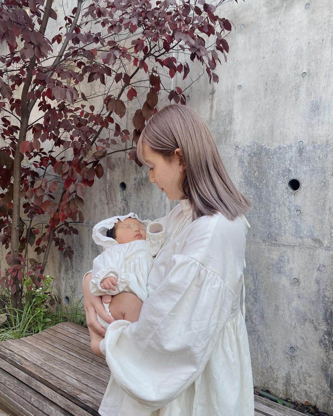 目見田早弥子のインスタグラム：「🕊. 産後初のヘアカラー!綺麗になって嬉しい🤍 ちょっと先やけど七五三とお宮参りの 記念写真撮るからピンクやブルーはお休みして😂、 綺麗なグレージュにしてもらいました𓈒𓂂 絶対好きな人多いな~このカラー🐐♡ @ryo_hair @blink_hair  ⠀ 今日撮ってもらった写真お気に入りが多いから いっぱい載せよ💭✨」