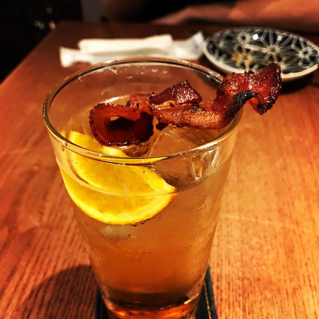佐伯ポインティのインスタグラム：「お洒落ハイボールとしてベーコン乗せで来たんだけど完全にジジイの胃の中」