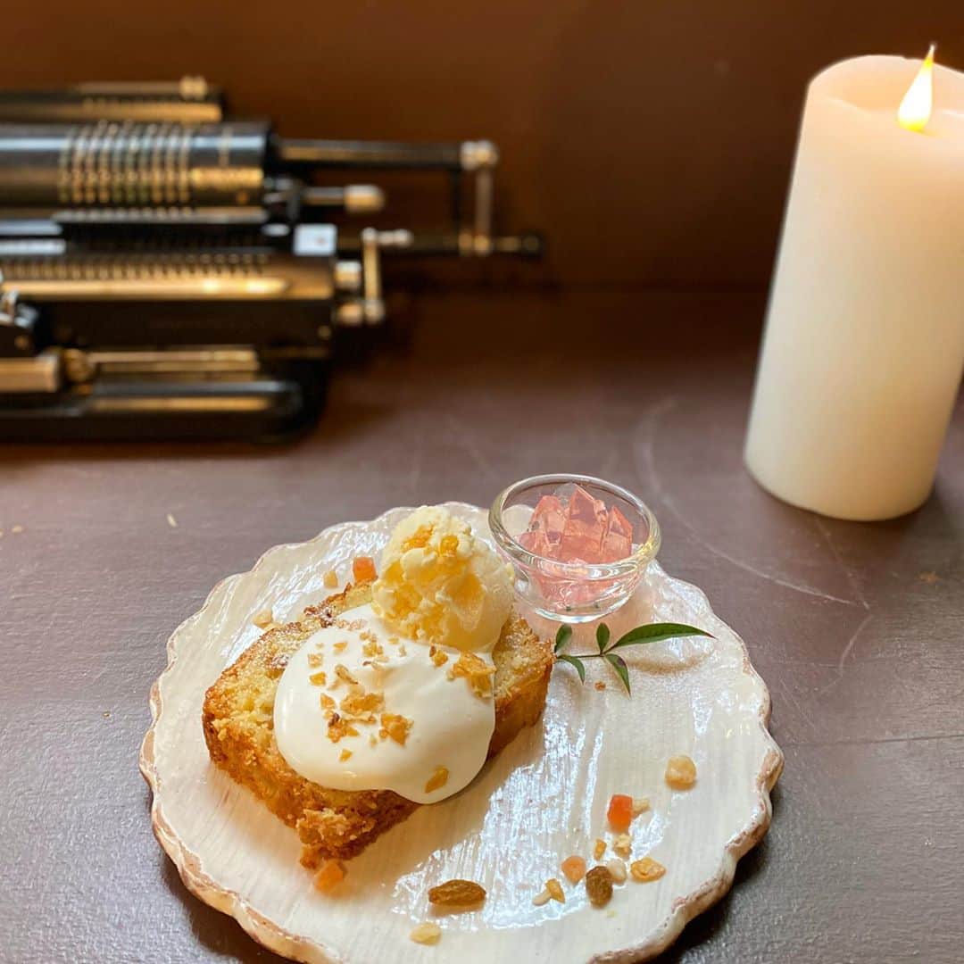 cafezakkagallery-flagのインスタグラム：「▪︎新作スイーツ▪︎ キャラメルりんごのパウンドケーキアイス添え コーヒーにも紅茶にもピッタリな お味になっております。  コロナ対策の為、換気しながらアラジンで お部屋を温めております。 ぜひ暖かくしてゆっくり秋をお楽しみ下さいませ。。  ギャラリーでは 「Leather craft , bags ciel EXHIBITION 2020」 2020年11月6日～21日まで開催  福岡で革bagを中心に制作を行っている Leather craft , bags ciel。 シンプルな形の中にも愛らしさと 使いやすさが兼ね備えており ユニセックス使用でき年齢を問わず普段使いにもおすすめです。  #cafeFLAG #cafezakkagalleryFLAG #ギャラリー #大阪カフェ巡り #大阪カフェ #枚方市 #枚方カフェ」