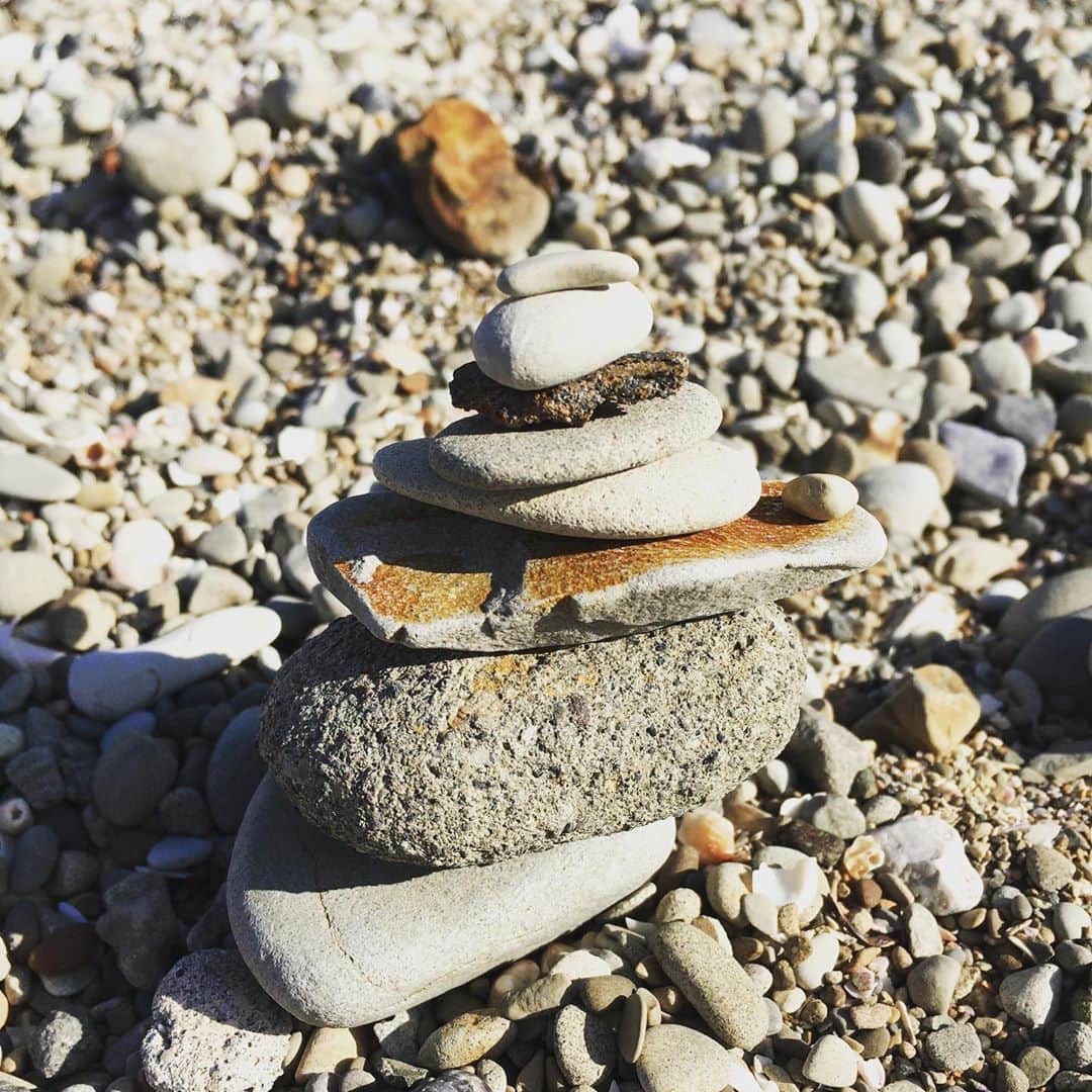 SHANTIのインスタグラム：「Stone piling can be a calming activity at the beach.」