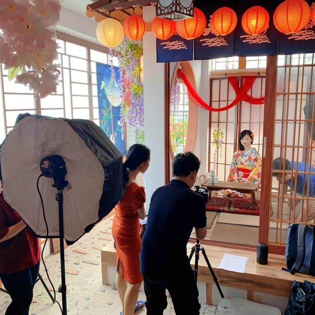 のインスタグラム：「Hôm nay Akari đi quay ở studio kiểu Nhật,  còn mai thì tham gia sự kiện Mayu Spa kỷ niệm 3 năm 🥳 Mỗi ngày vui lắm 🤤  今日は日本風スタジオで撮影、 明日はMayu Spaの3周年イベント🥳❤️ 楽しみだなぁ〜😍  #kiểunhậtbản  #ancariroom  #saigon」