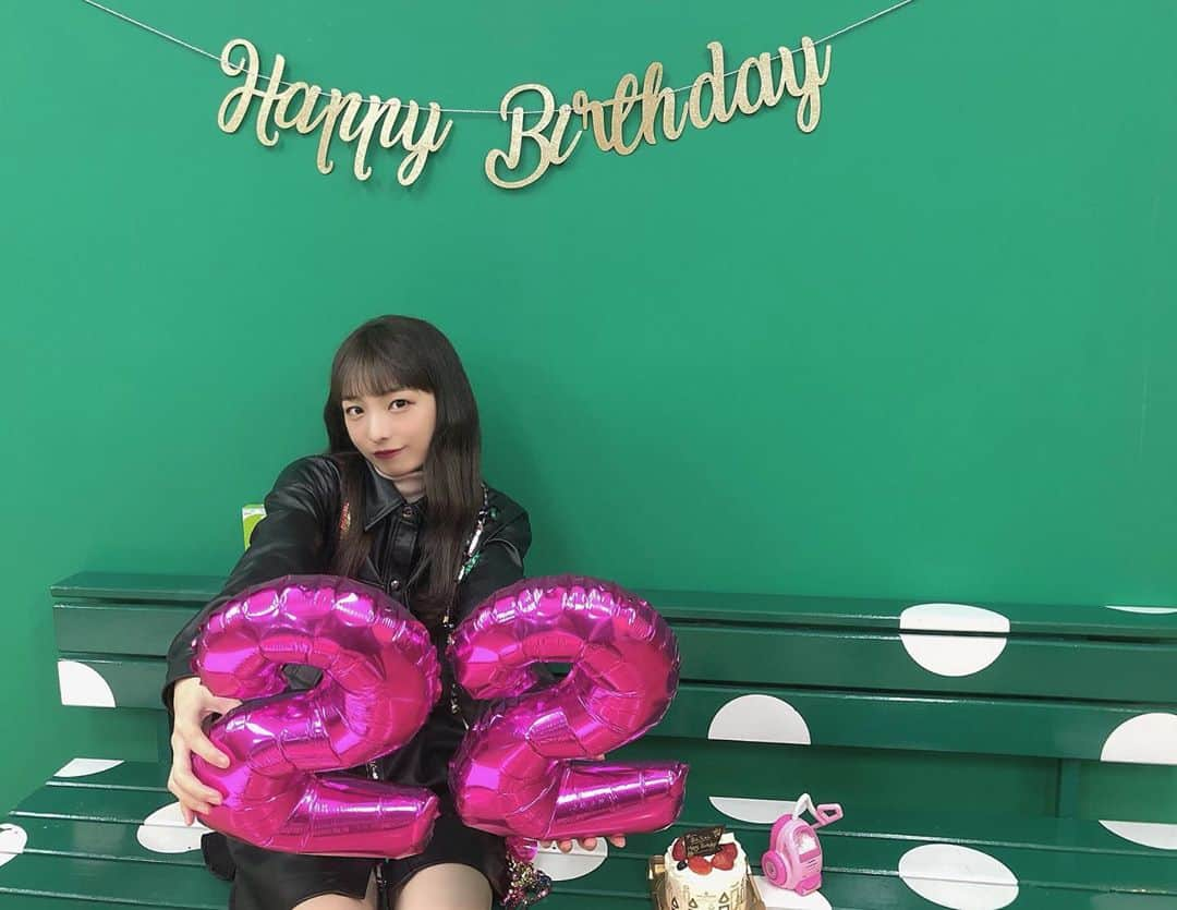 磯部杏莉さんのインスタグラム写真 - (磯部杏莉Instagram)「22歳になりました!✌︎✌︎  ・ お祝いのメッセージ、たくさんありがとうございます‪☺︎‬✨ そして改めて、いつも応援してくれてありがとうございます。  どんな事が起こるかな〜〜わくわく。  楽しく、素直に、笑顔で頑張ります！ 22歳、よろしくお願いします！！  写真はエースのメンバーがお祝いしてくれた時の♡」11月10日 21時05分 - isobe_anri