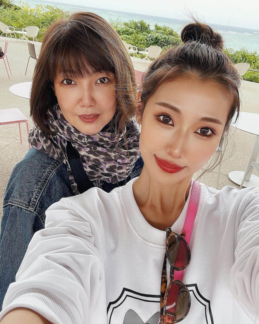 WAKAKOのインスタグラム：「#親子旅 ママと旅行なんていつぶりかな？🤔 弾丸やったけど充実したし楽しんでて良かった♥️ 今回のホテルがコスパ良すぎて 気に入ったのでまた１月来れたらなぁ😌 DM沢山頂いたホテルの詳細はまたポストします♥ . . . #okinawa#genic_okinawa#沖縄#読谷村#恩納村#タビジョ#国内旅行#沖縄旅行#星のや沖縄#バンタカフェ#母娘旅」