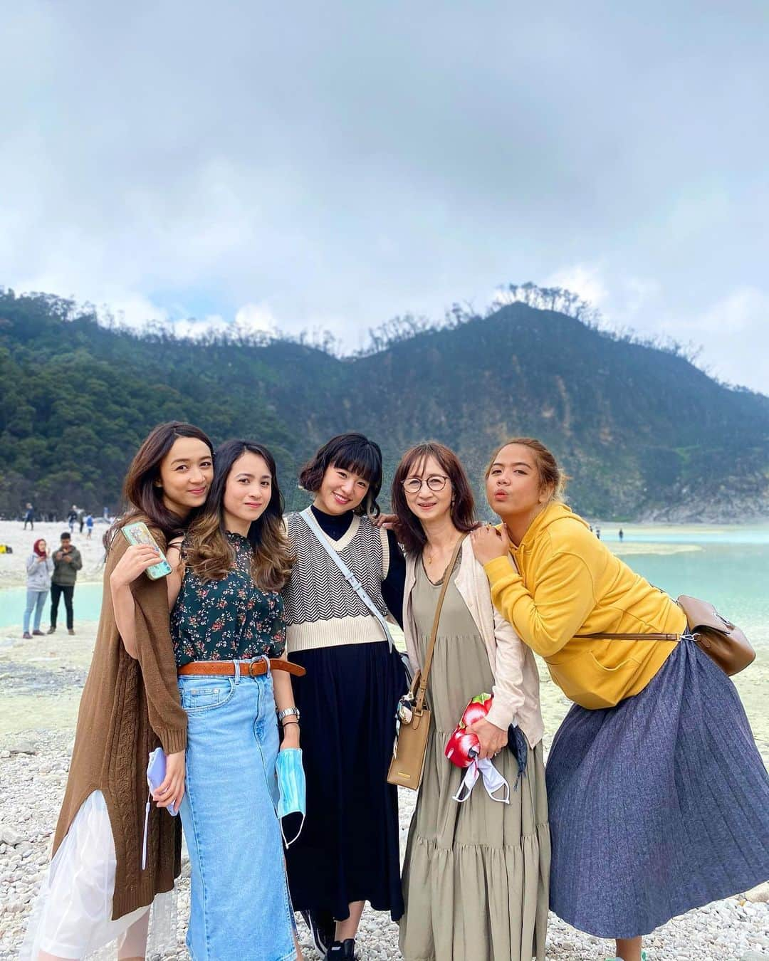 仲川遥香さんのインスタグラム写真 - (仲川遥香Instagram)「Foto keluarga😍❤️  #indonesia #bandung #kawahputih #keluarga #love #harukanakagawa #インドネシアタレント #ジャカルタ生活 #カワプティ #旅行 #家族写真 #仲川遥香」11月10日 21時08分 - haruuuu_chan