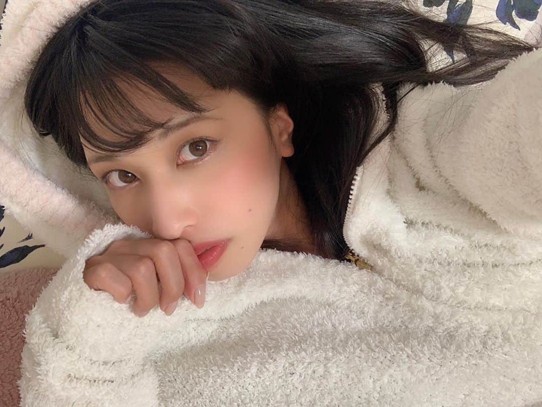 七尾カンナのインスタグラム：「. . もこもこの季節ですねえ🙄 七尾は冬眠したいです🙄 . 来月撮影会やろうと思ってます！ 来月からOnlyFIVEもやる予定です！ そして来月はYouTube強化月間です！ 来月色々頑張るから、今月は準備期間ということで、、 それと年末年始帰省したいんやけど帰れるかな〜どうかな〜🙄 . とりあえず色々考えてます。ほんまに色々。1人で色々考え込んでます。心が揺れ動かされてます。 . あとどなたかBリーグ観に行きませんか。。笑 りっちゃんあたりな。笑 . . . . . . . . #バスケットグラドル #フォローミー」