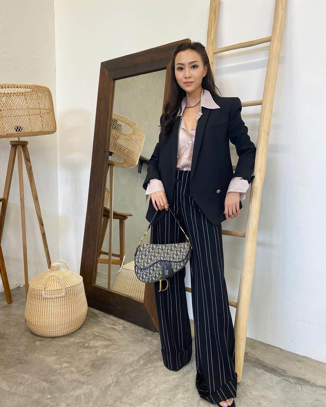 ソニアのインスタグラム：「The trick to make us petite girls look taller? Pants that fit well and ANGLES 🤣 If I had a dollar every time someone said “honestly I thought you’re really damn tall...”  Never let your shortcomings (no pun intended haha) get you down tho. Most people don’t notice that they could be making hurtful comments, especially in an industry like this. JUST OWN IT 🤑」