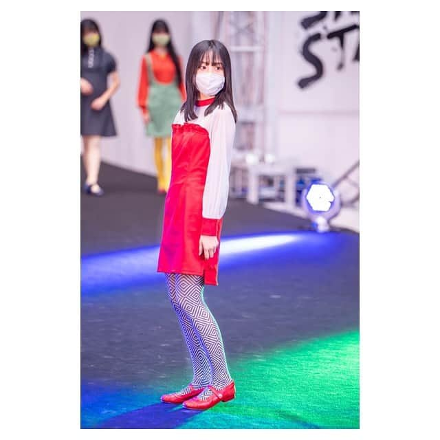 佐藤楓恋さんのインスタグラム写真 - (佐藤楓恋Instagram)「【𝐃𝐄𝐒𝐈𝐆𝐍 𝐅𝐄𝐒𝐓𝐀】﻿ ﻿ 本番の写真です☺️﻿ @maison.de.chatnoir さんの衣装を着させて頂きました💖﻿ めっちゃ可愛かった😽🤍﻿ ﻿ とても楽しかったです！﻿ 来てくださった皆さんもありがとうございました🙌🏻✨﻿ ﻿ ﻿ #メゾンドシャノワール #デザフェス #レトロ #ファッションショー #popteen  #jc #レギュラーモデル #Popteenレギュラーモデル 元 #eダンスキッズ #モデル #配信者」11月10日 21時12分 - karen_sato_renren