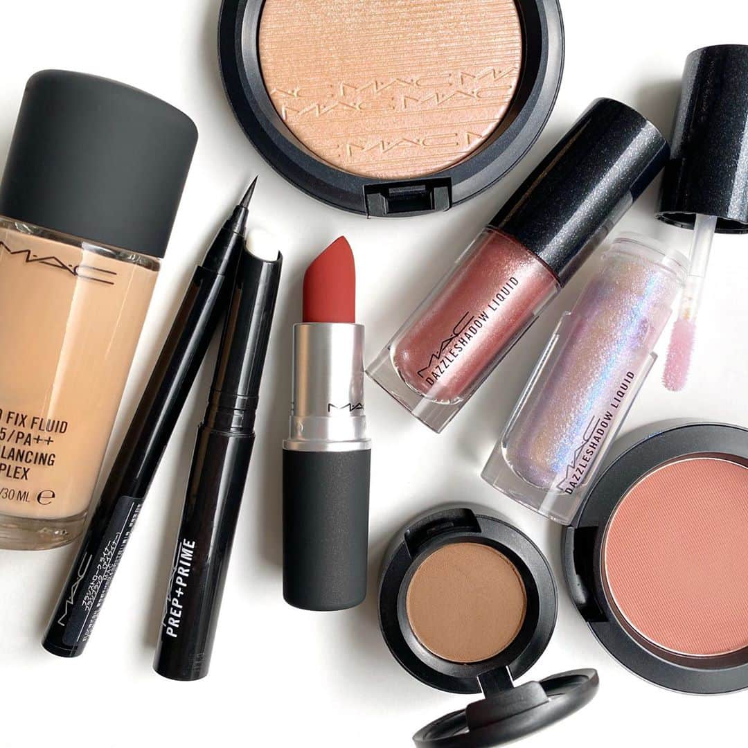 M∙A∙C Cosmetics Japanのインスタグラム：「LISA @lalalalisa_m のお気に入りアイテムをチェックして、心ときめくホリデーシーズンを迎えましょう❄️✨ #MACLovesLisa ㅤ 【掲載製品】 💜スタジオ フィックス フルイッド SPF 15 💜ブラシストローク ライナー / ブラシブラック 💜エクストラ ディメンション スキンフィニッシュ / ショー ゴールド 💜パウダー ブラッシュ / メルバ 💜ダズルシャドウ リキッド / ラブ ユア セルフ、ダイヤモンド クランブルズ 💜スモールアイシャドウ / コルク 💜パウダー キス リップスティック / デボーテッド トゥ チリ ㅤ #MACPOWDERKISS #MACパウダーキス #MACCosmeticsJapan #MACCosmetics #MAC #MACコスメ #マックコスメ #コスメ#コスメ紹介#コスメ好き#コスメレポ#秋メイク#冬メイク#メイクテク#MACリップ#リップ#リップメイク#ボリューム#ぷっくり#マットリップ#リップマニア」