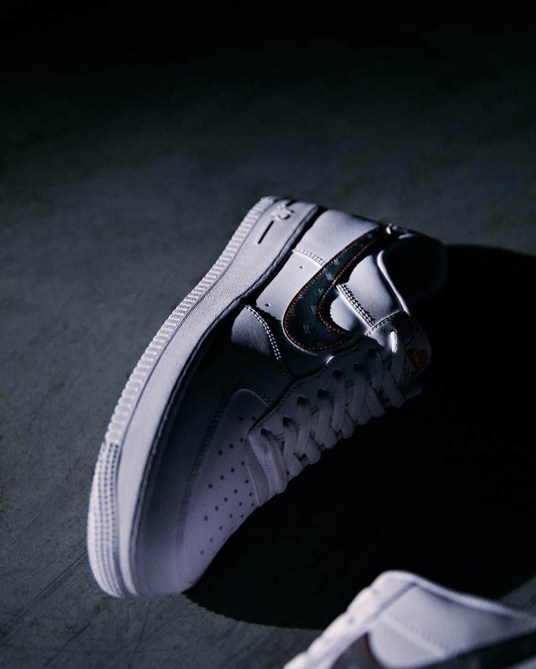 FOOTASYLUMさんのインスタグラム写真 - (FOOTASYLUMInstagram)「The @Nikesportswear Cold Weather Air Force 1 is here. 😍  Accented with a 3m swoosh to see you through the dark winter days. Cop it in both white or black colourways online today.  #Footasylum #Nike #AirForce1」11月10日 21時14分 - footasylum