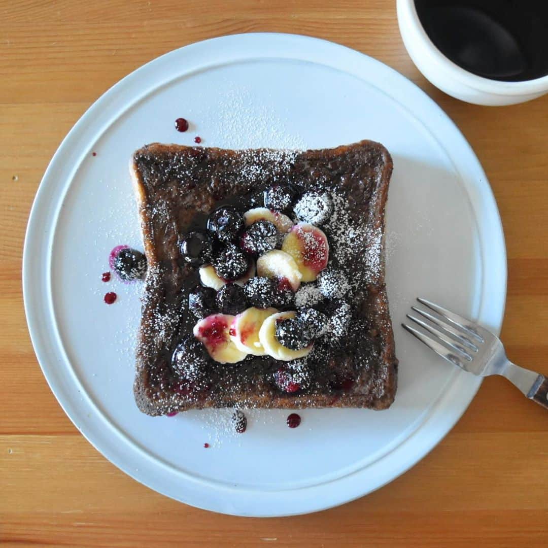 山崎佳のインスタグラム：「Today’s breakfast. ココアフレンチトーストに、砂糖でサッと煮たブルーベリーとバナナ。」