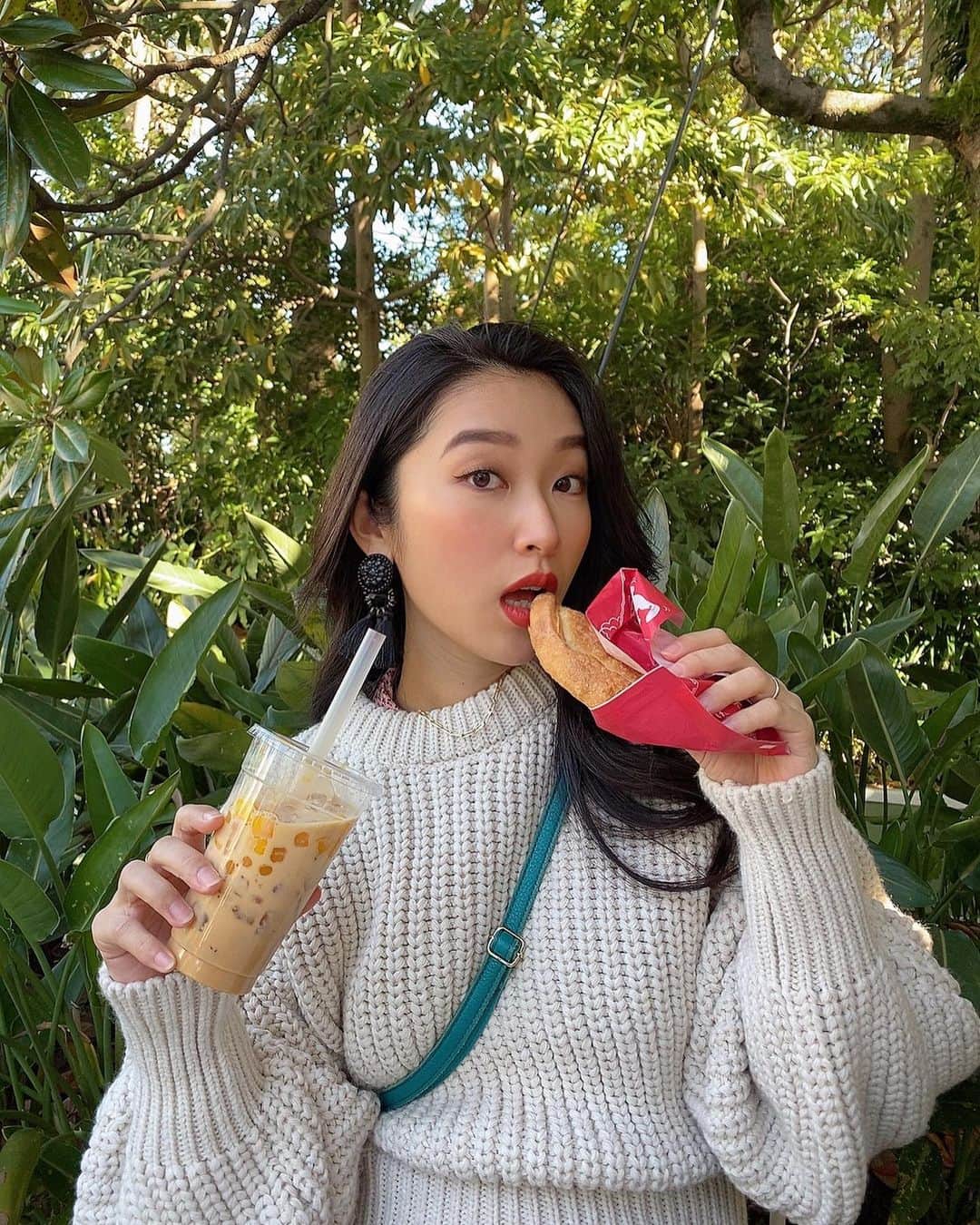 恵里花のインスタグラム：「ランドの新メニューをいただきっ😋🍕🆕  1枚目 📍#ザガゼーボ　﻿ 🍕フライドピザ﻿ 🍹マンゴータピオカミルクティー﻿ ﻿ 2枚目 📍#ルフウズ 🥨ル・フウズ・チュロス﻿ ﻿ ほんとは新しくできたポップコーン専門店﻿ 「ビッグポップ」にも行きたかったけれど 事前予約が必要だった為にこの日は断念😩🍿💔﻿ ﻿ ディズニーに行ったら﻿ グルメは欠かせないですよね〜🐝🌈 ﻿ @tokyodisneyresort_official  #TokyoDisneyland﻿ #ディズニーグルメ」