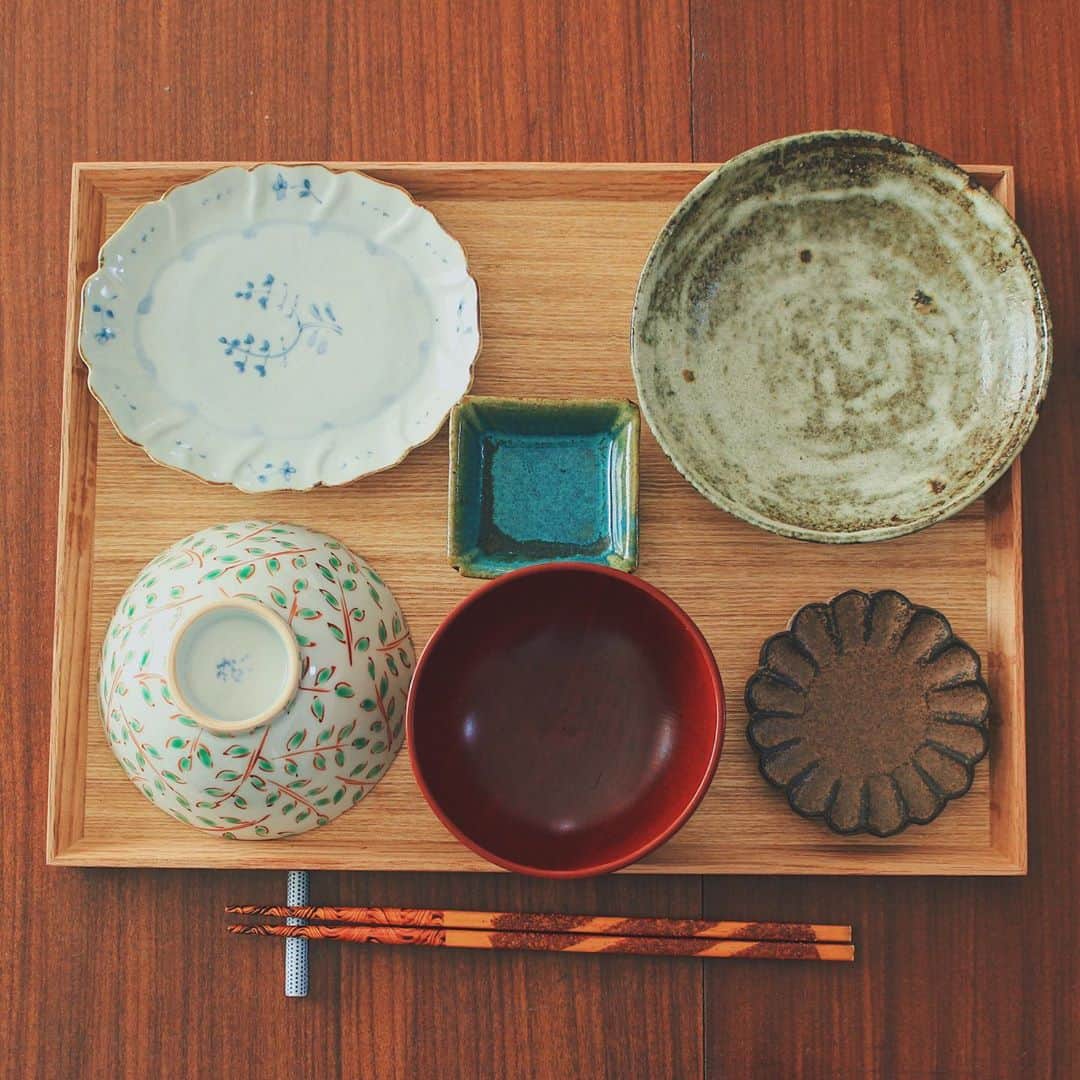 Kaori from Japanese Kitchenさんのインスタグラム写真 - (Kaori from Japanese KitchenInstagram)「かぶの葉を使って手作り餃子定食。 ・ こんばんは。 ちょっと前の朝昼ごはん。 ふるさと納税の返礼品でいただいた かぶの葉を使って餃子を作りました。 ほんのり苦味が感じられておいしい。 手作り餃子を焼く時、焦げつきや フライパンへのこびりつきが心配で いつもドキドキしながら焼いておりますが 今回使ったティファールの 最高級シリーズのフライパンのお陰で 焦げ付かず綺麗な焼き目がついて 大満足の出来でした。 （うっすら写っている影は夫です笑） ティファール エクスペリエンス+ですよ。 お忘れなく📝 ・ 【栄養の話】 冬になると旬を迎えるかぶ。 実の部分も好きですが、葉の部分も大好きです。 お味噌汁に入れたり 鰹節やじゃこと炒めてふりかけにするのが定番。 昔フォロワーさんに教えてもらって以来 大量消費したい時は餃子にしています。 ビタミンCやβ-カロテンが豊富で 豚肉と一緒に食べると 栄養バランスが良くなるのでおすすめです◎ たくさんの栄養素を摂って 冬に向けて内側から身体作りをしていきましょう。 本日もお疲れ様でした☺︎ ・ ・ 【おしながき】 かぶの葉の餃子 カラフル回鍋肉 インゲンのナムル 油揚げと豆腐のお味噌汁 白米 ・ ・ ・ ・ 2020.11.10 Tue Hi from Tokyo! Here’s Japanese brunch:Baked rice, miso soup, homemade gyoza, cororful twice-cooked pork, and Korean seasoned green beans. ・ ・ ・ ・ #Japanesefood #breakfast #朝ごはん #おうちごはん #早餐 #薬膳 #うつわ #自炊 #家庭料理 #佐藤もも子 #餃子 #小澤基晴 #ティファールエクスペリエンスプラス #tfalexperienceplus #ティファール #フライパン #PR #ティファール #一汁三菜」11月10日 21時24分 - coco_kontasu