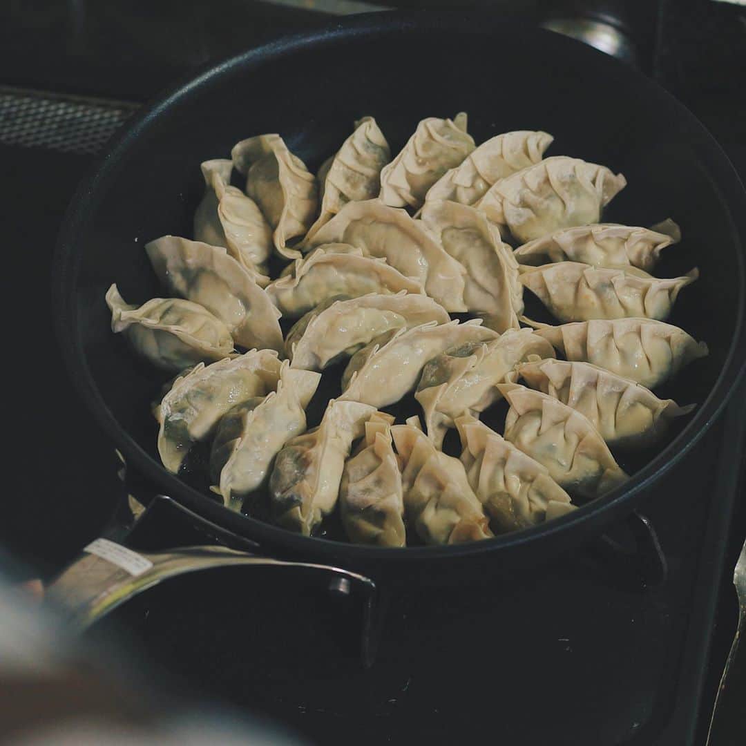 Kaori from Japanese Kitchenさんのインスタグラム写真 - (Kaori from Japanese KitchenInstagram)「かぶの葉を使って手作り餃子定食。 ・ こんばんは。 ちょっと前の朝昼ごはん。 ふるさと納税の返礼品でいただいた かぶの葉を使って餃子を作りました。 ほんのり苦味が感じられておいしい。 手作り餃子を焼く時、焦げつきや フライパンへのこびりつきが心配で いつもドキドキしながら焼いておりますが 今回使ったティファールの 最高級シリーズのフライパンのお陰で 焦げ付かず綺麗な焼き目がついて 大満足の出来でした。 （うっすら写っている影は夫です笑） ティファール エクスペリエンス+ですよ。 お忘れなく📝 ・ 【栄養の話】 冬になると旬を迎えるかぶ。 実の部分も好きですが、葉の部分も大好きです。 お味噌汁に入れたり 鰹節やじゃこと炒めてふりかけにするのが定番。 昔フォロワーさんに教えてもらって以来 大量消費したい時は餃子にしています。 ビタミンCやβ-カロテンが豊富で 豚肉と一緒に食べると 栄養バランスが良くなるのでおすすめです◎ たくさんの栄養素を摂って 冬に向けて内側から身体作りをしていきましょう。 本日もお疲れ様でした☺︎ ・ ・ 【おしながき】 かぶの葉の餃子 カラフル回鍋肉 インゲンのナムル 油揚げと豆腐のお味噌汁 白米 ・ ・ ・ ・ 2020.11.10 Tue Hi from Tokyo! Here’s Japanese brunch:Baked rice, miso soup, homemade gyoza, cororful twice-cooked pork, and Korean seasoned green beans. ・ ・ ・ ・ #Japanesefood #breakfast #朝ごはん #おうちごはん #早餐 #薬膳 #うつわ #自炊 #家庭料理 #佐藤もも子 #餃子 #小澤基晴 #ティファールエクスペリエンスプラス #tfalexperienceplus #ティファール #フライパン #PR #ティファール #一汁三菜」11月10日 21時24分 - coco_kontasu